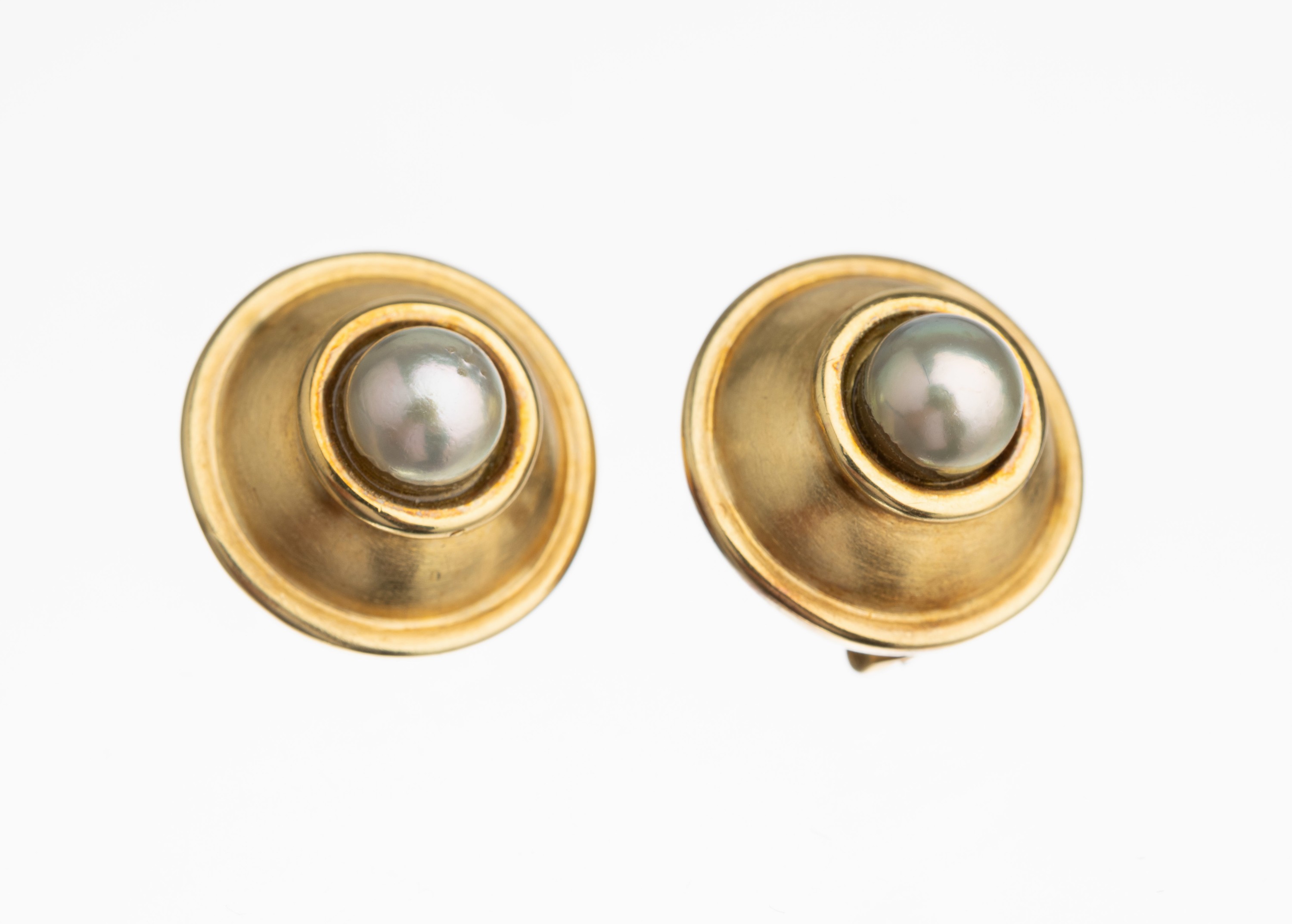 Paar 14 kt Gold Zuchtperl Ohrstecker, GG 585/000, hoch aufgebaut, mittig jeweils eine leicht graue Zuchtperle D. ca. 6 mm, ca. 10.0 g, mit Clipbrisur