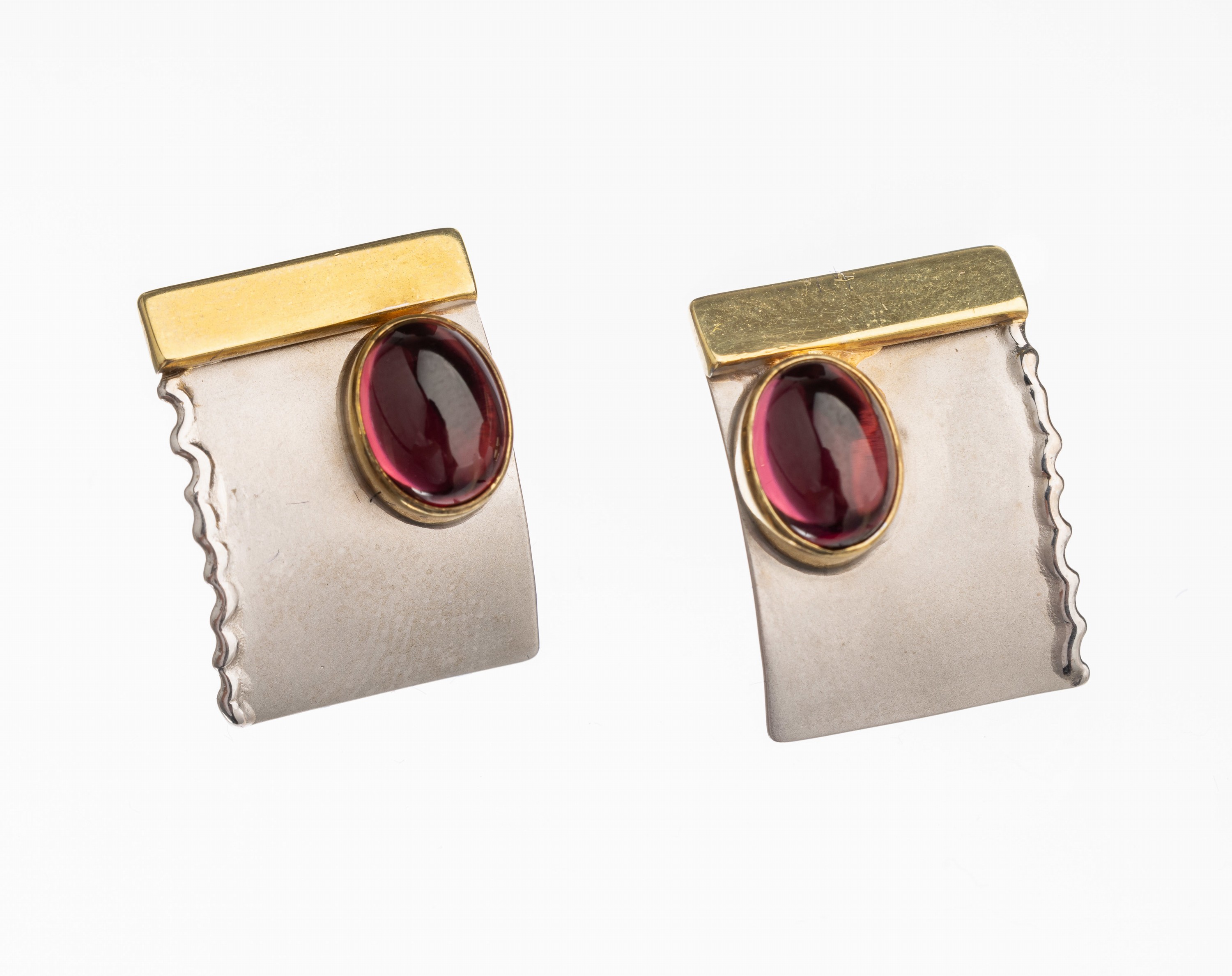 Paar 14 kt Gold Turmalin Ohrstecker, GG/WG 585/000, teil pol. und matt., bogenförmig, jeweils 2 ovalfacett. Turmaline zus. ca. 2.30 ct, L. ca. 1.9 ...