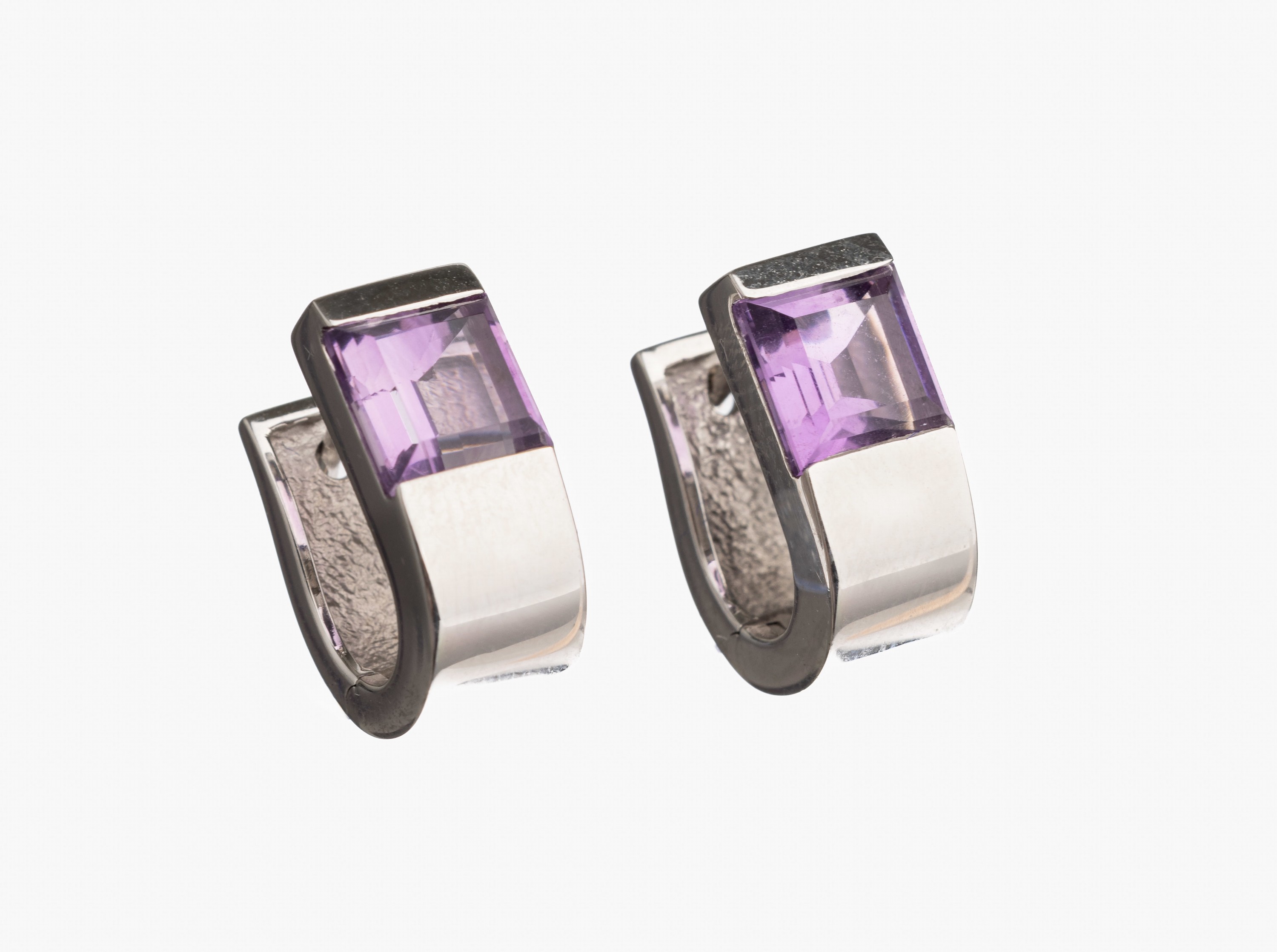 Paar 14 kt Gold Amethyst Ohrstecker, WG 585/000, 2 Amethystcarrees zus. ca. 2.10 ct L. ca. 1.7 cm, ca. 8.2 g