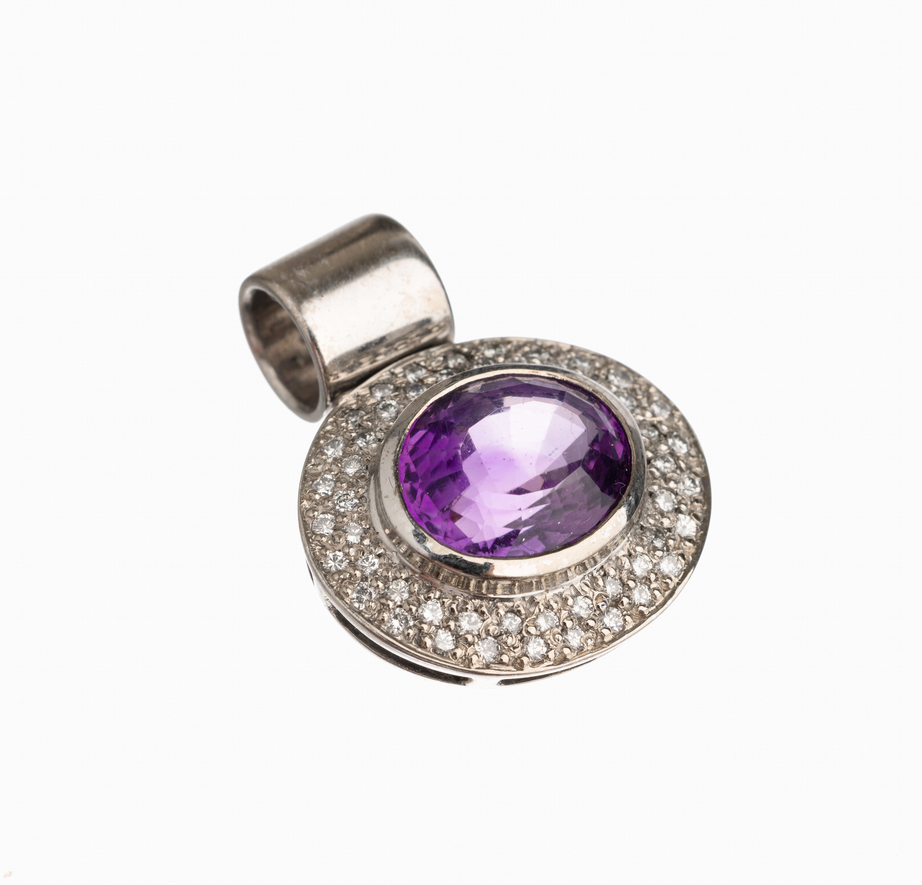 14 kt Gold Amethyst Brillant Anhänger, WG 585/000, mittig ein ovalfacett. Amethyst ca. 4.4 ct, Brillanten zus. 0.45 ct Weiß/vs-p, L. ca. 2.5 cm, ...