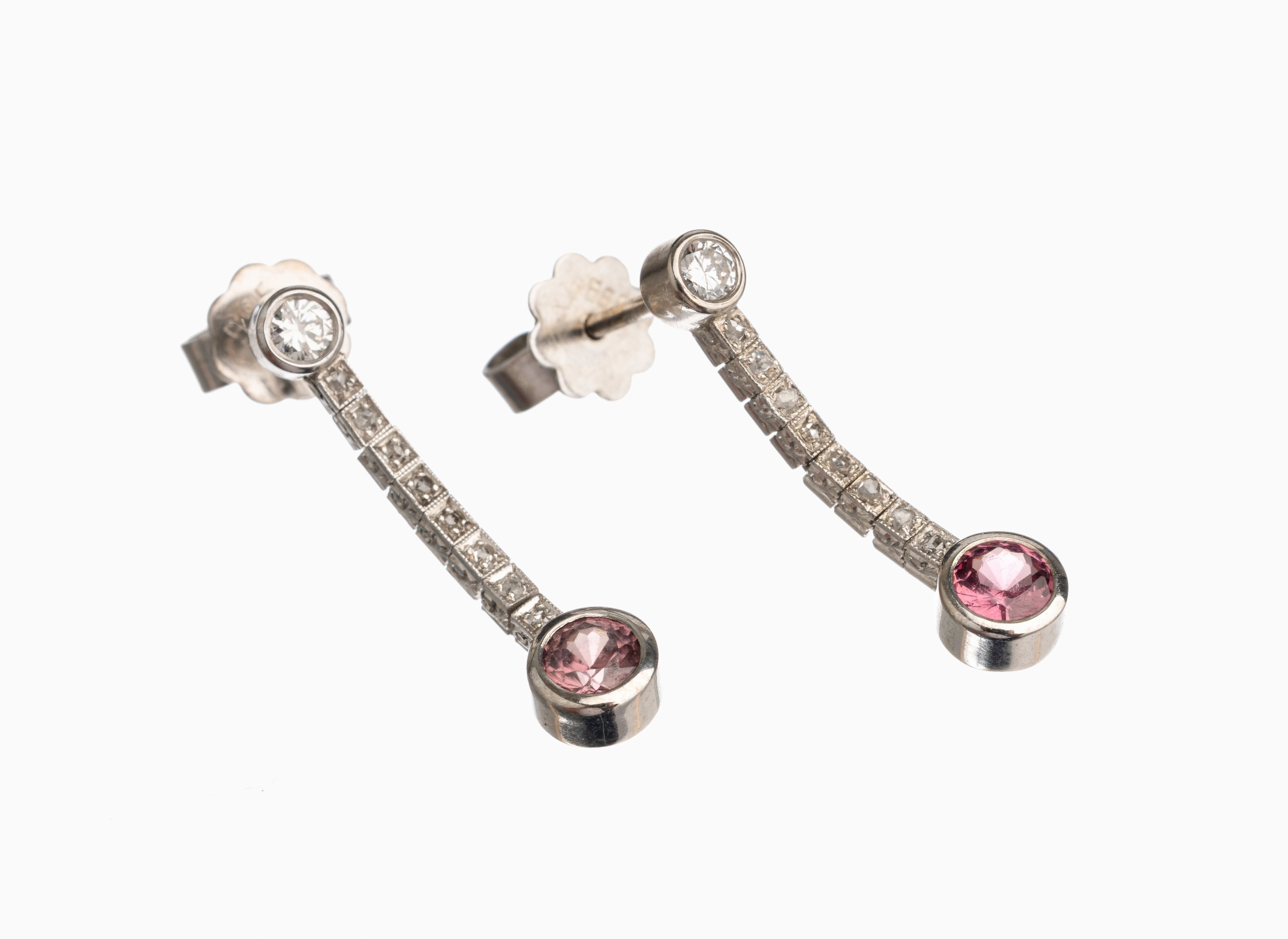 Paar 14 kt Gold Saphir Brillant Ohrgehänge, WG 585/000, seitlich grav., Stege mit kl. Diamantrosen besetzt, 2 rundfacett. Saphire inpink zus. ca. ...