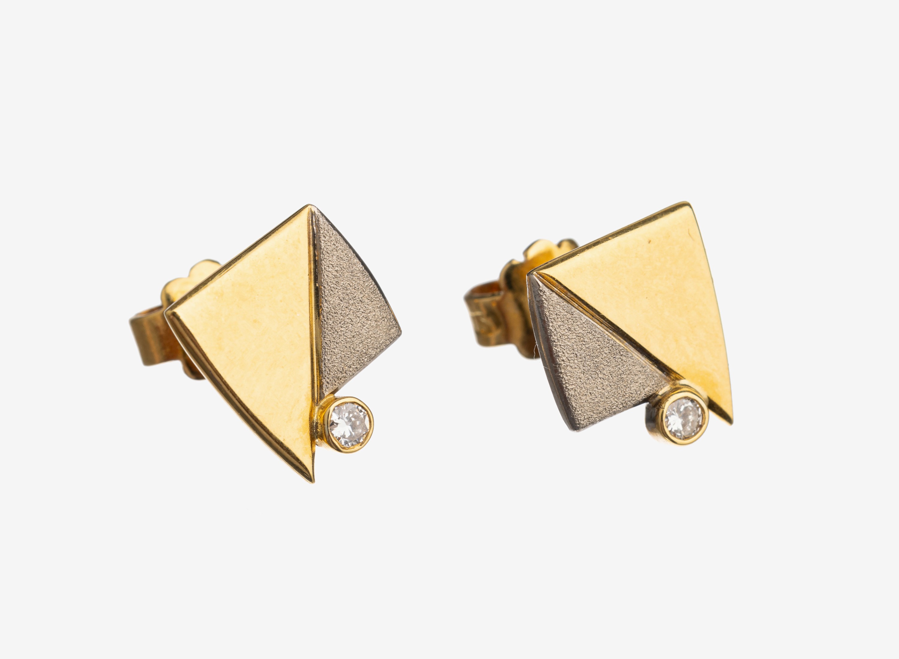 Paar 18 kt Gold Brillant Ohrstecker, GG/WG 750/000, teil pol. und grav., 2 Brillanten zus. ca. 0.07 ct Weiß/vs, ca. 3.3 g