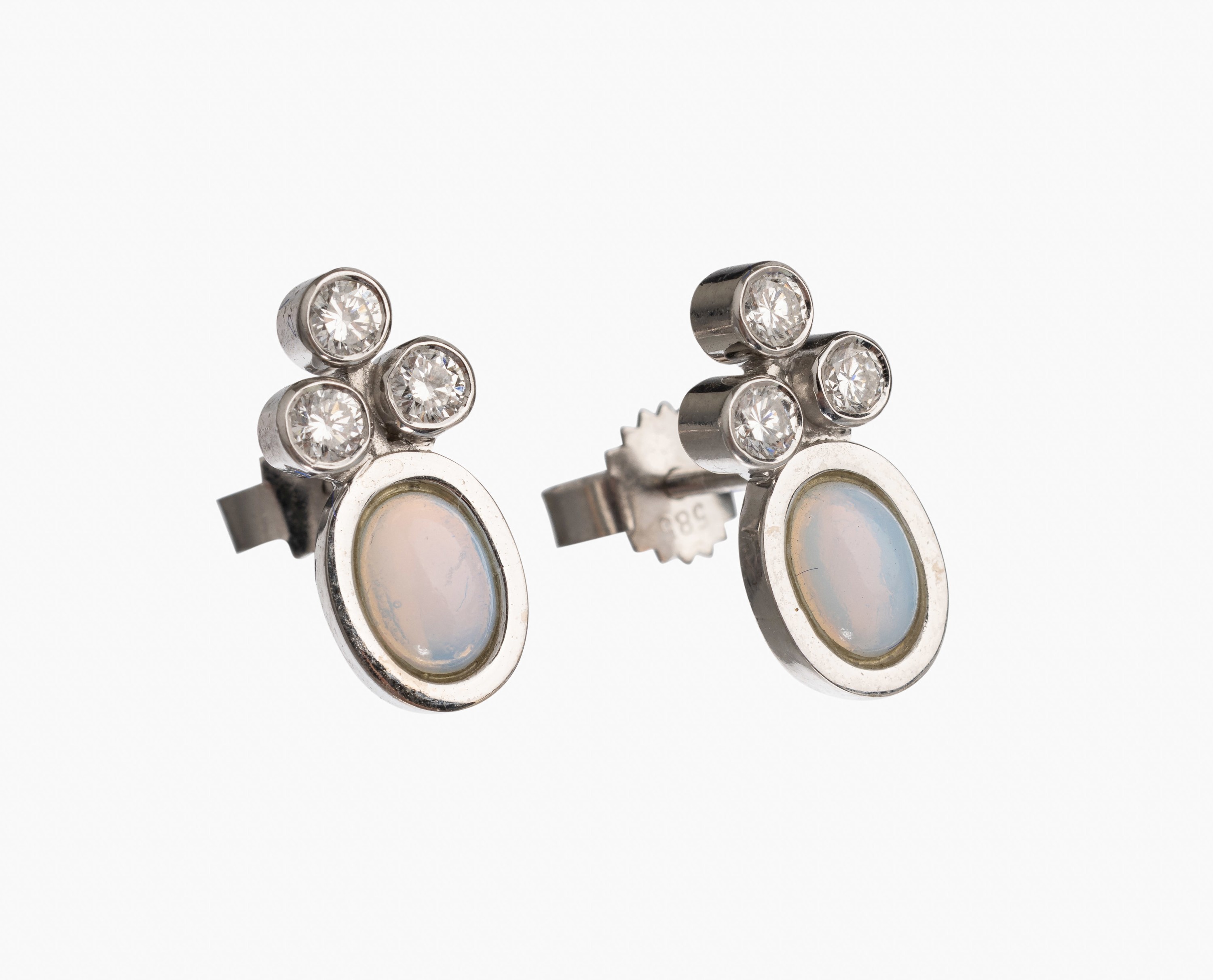 Paar 14 kt Gold Opal Brillant Ohrstecker, WG 585/000, 2 ovale Opalcabochons, jeweils 3 Brillanten zus. ca. 0.40 ct feines Weiß/vs, L.ca. 1.5 cm, ...