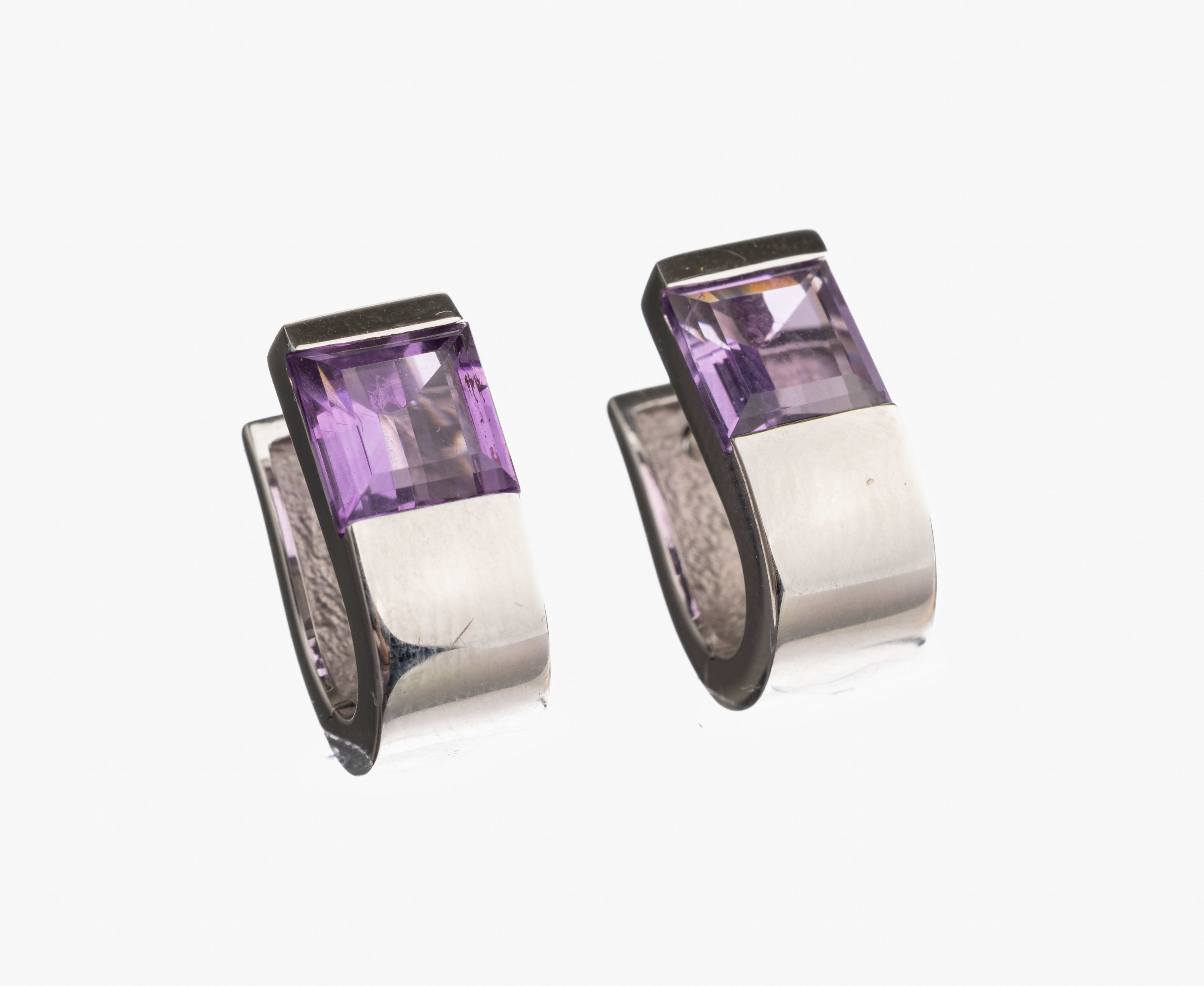 Paar 14 kt Gold Amethyst Ohrstecker, WG 585/000, 2 Amethystcarrees zus. ca. 2.10 ct, L. ca. 1.5 cm, ca. 7.7 g