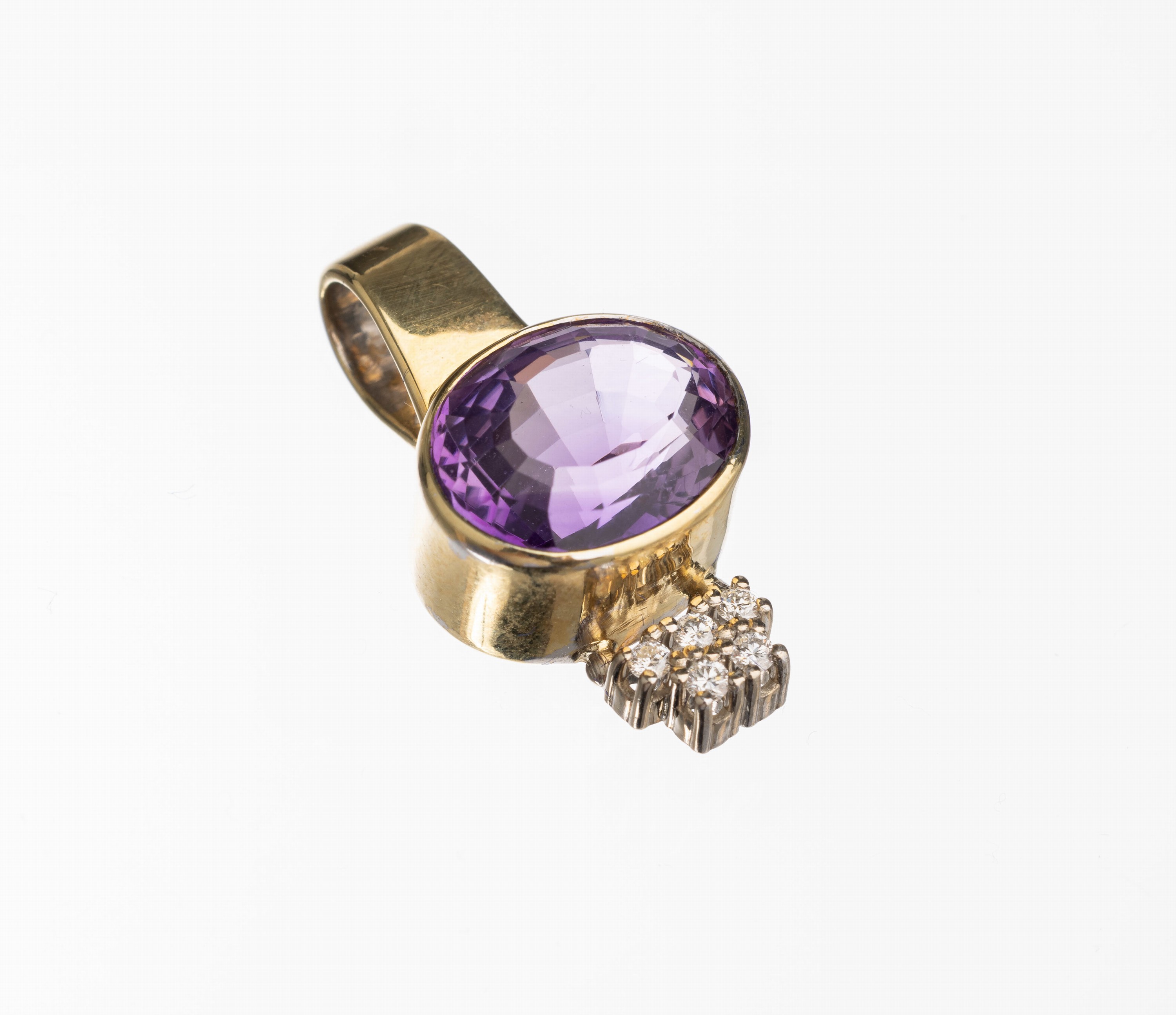14 kt Gold Amethyst Brillant Anhänger, GG 585/000, ovalfacett. Amethyst ca. 3.0 ct, 5 Brillanten zus. ca. 0.10 ct Weiß/vs-si, L. ca. 2.5 cm, ca. ...