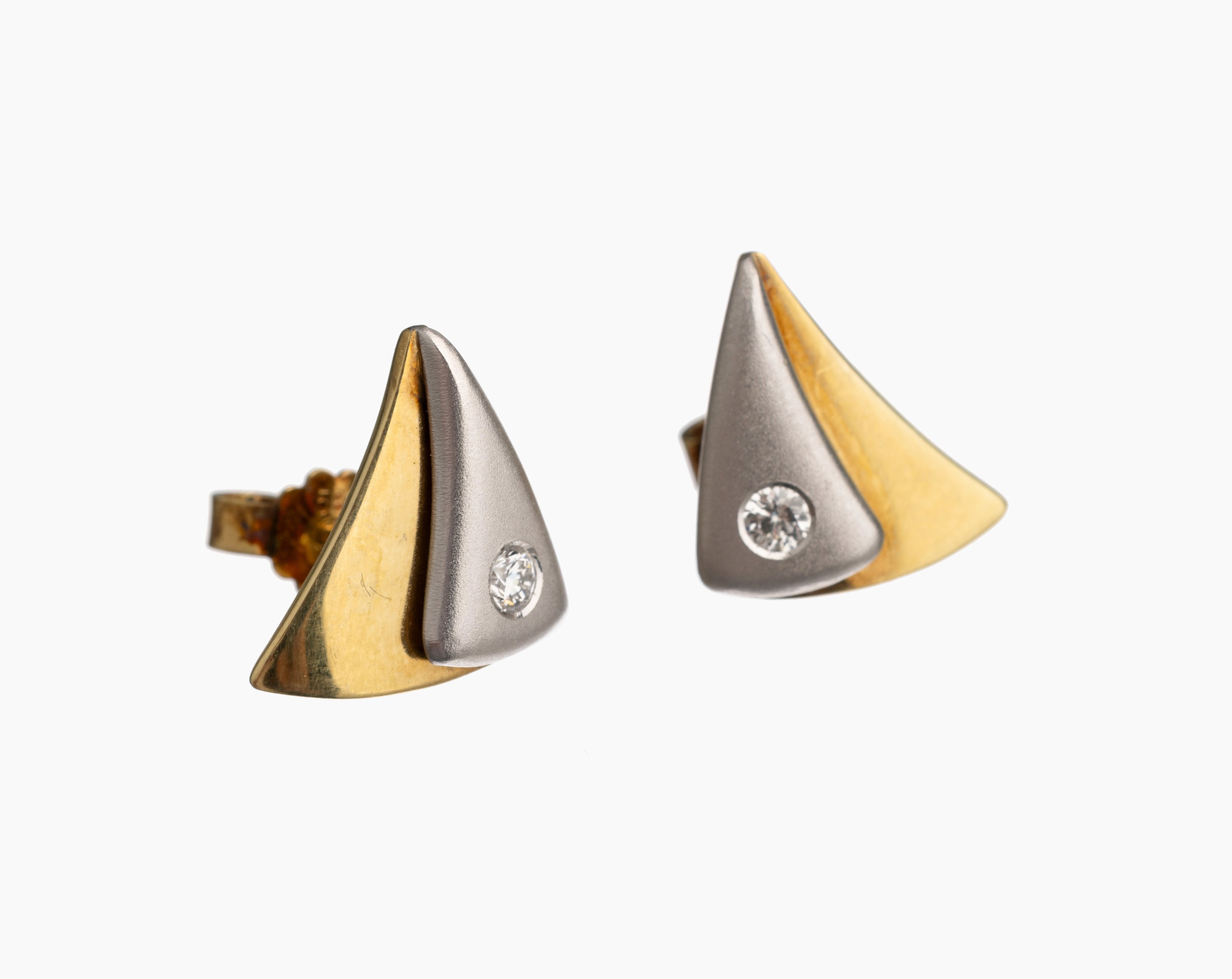 Paar 14 kt Gold Brillant Ohrstecker, GG/WG 585/000, teil pol. und sat., 2 Brillanten zus.ca. 0.16 ct feines Weiß/vs, ca. 4.9 g