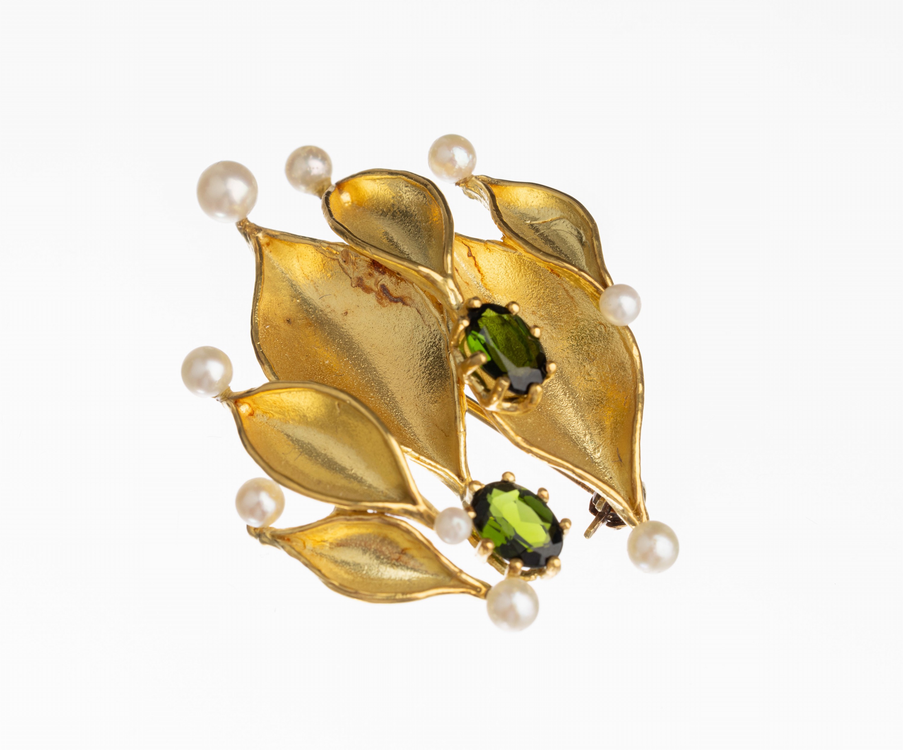 18 kt Gold Turmalin Zuchtperl Brosche, GG 750/000, florale Gestaltung, 9 Zuchtperle, 2 ovalfacett. Turmaline zus. ca. 1.0 ct, L. ca. 4 cm, ca. 12.2 g
