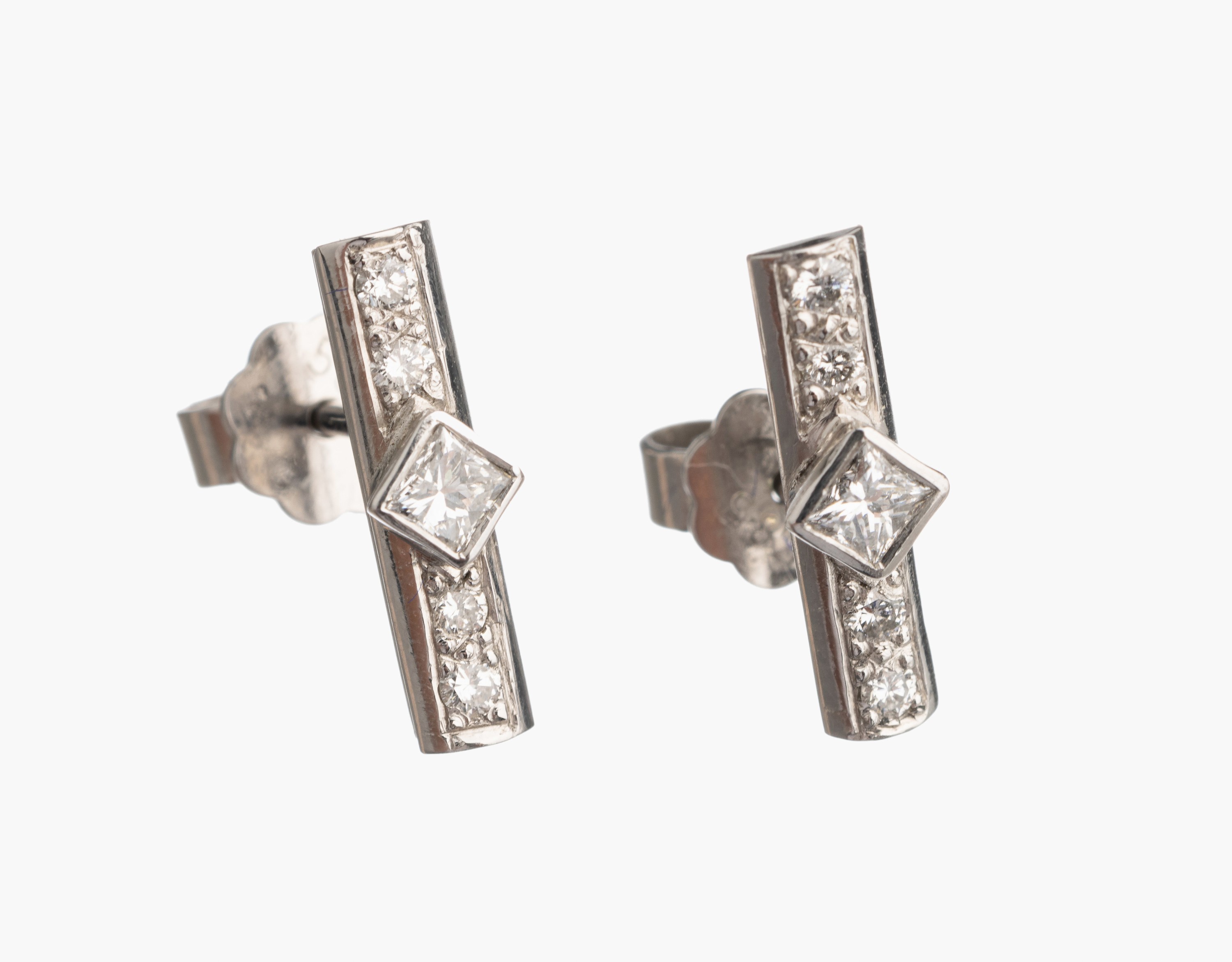 Paar 14 kt Gold Diamant Ohrstecker, WG 585/000, 2 Diamanten in Princess-Cut und 8 Brillanten zus. ca. 0.40 ct feines Weiß/vs, ca. 3.0 g