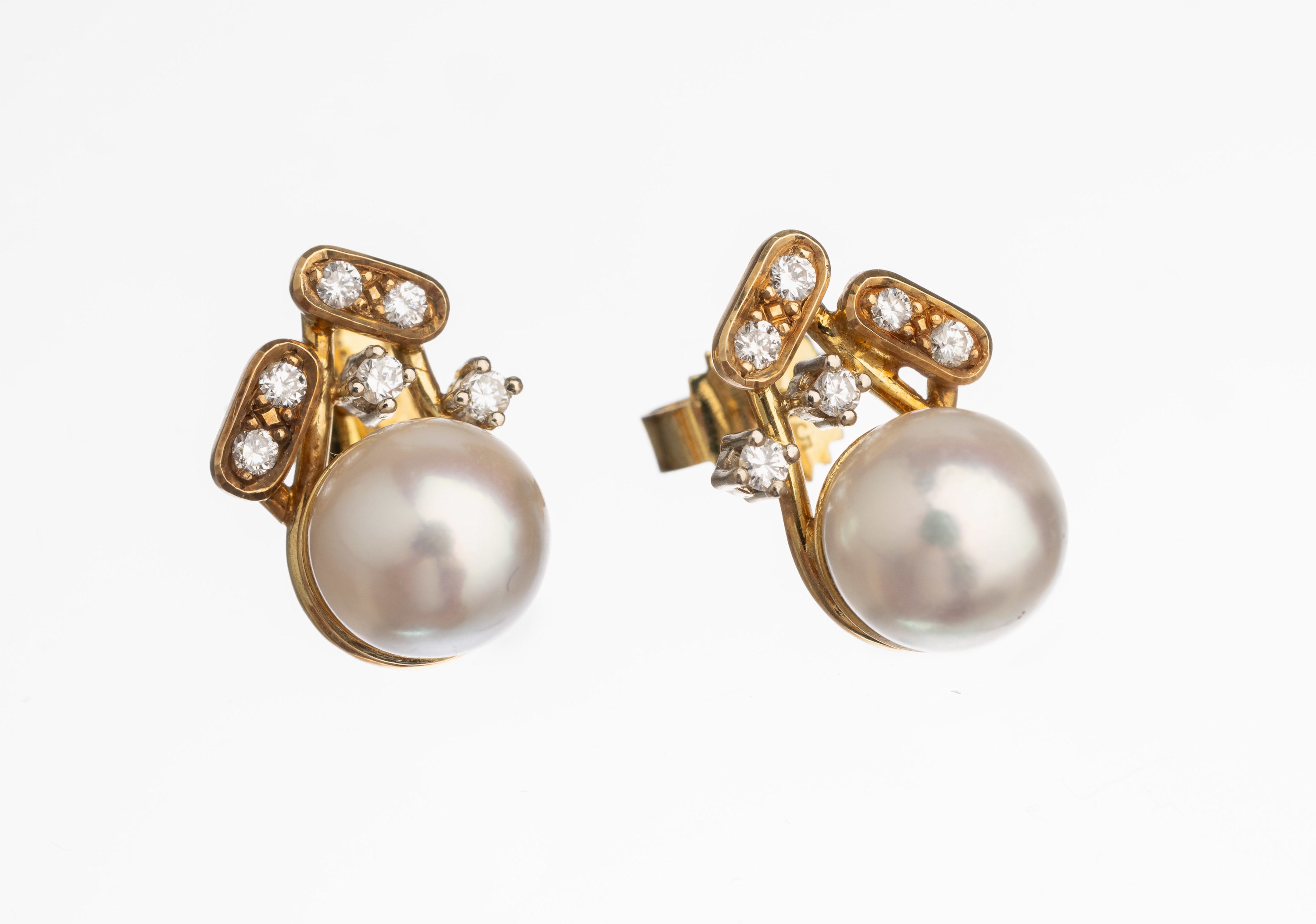 Paar 14 kt Gold Zuchtperl Brillant Ohrstecker, GG 585/000, 2 Perlen D. ca. 7.3 mm, 12 Brillanten zus. ca. 0.20 ct feines Weiß/vs, ca. 4.2 g