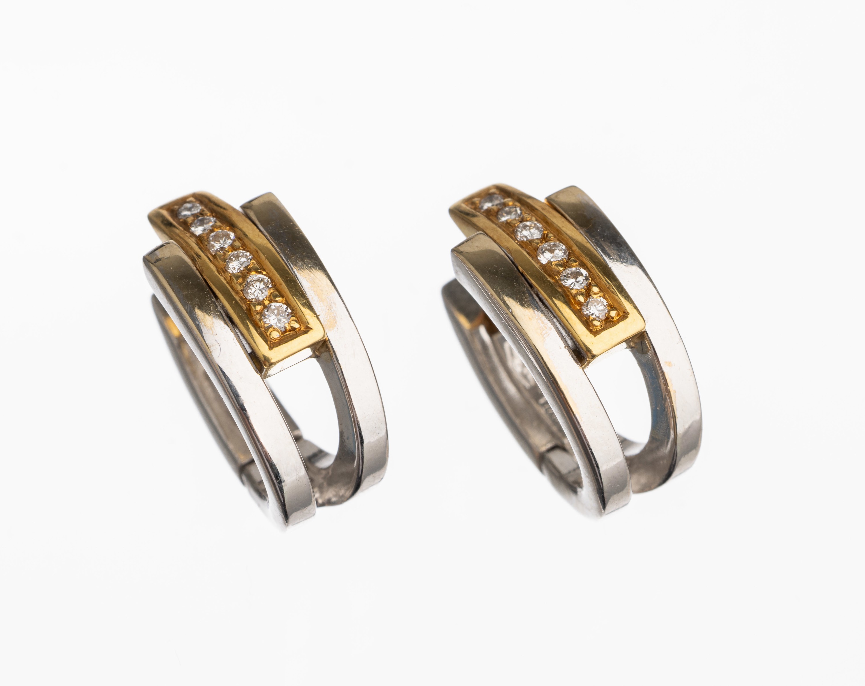 Paar 18 kt Gold Brillant Ohrstecker, GG/WG 750/000, 12 Brillanten zus. ca. 0.15 ct feinesWeiß/vs, ca. 6.9 g