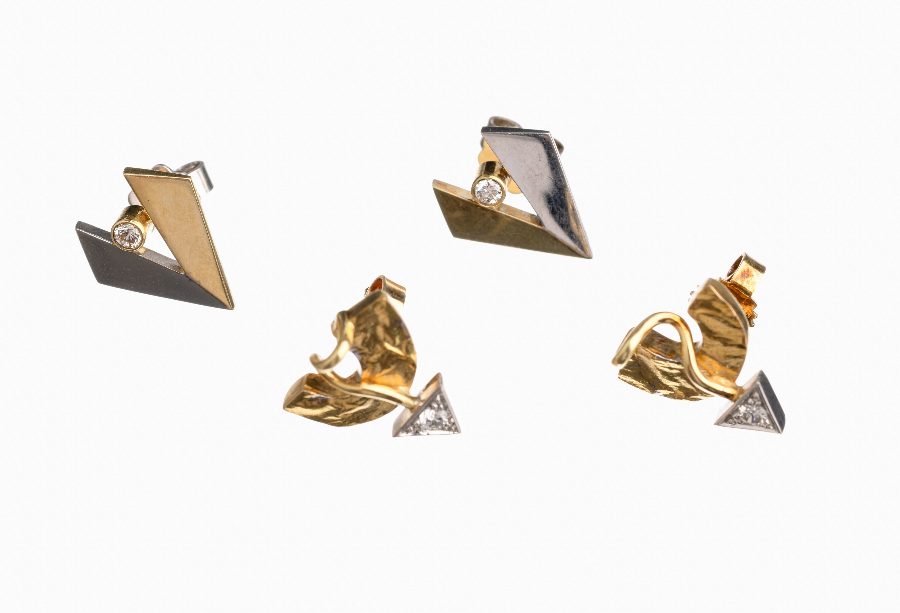 Konvolut 2 Paar 14 kt Gold Brillant Ohrstecker, GG/WG 585/000, 1x strukt., 2 Brillanten in WG gefasst zus. ca. 0.08 ct feines Weiß/vs,1x 2 ...