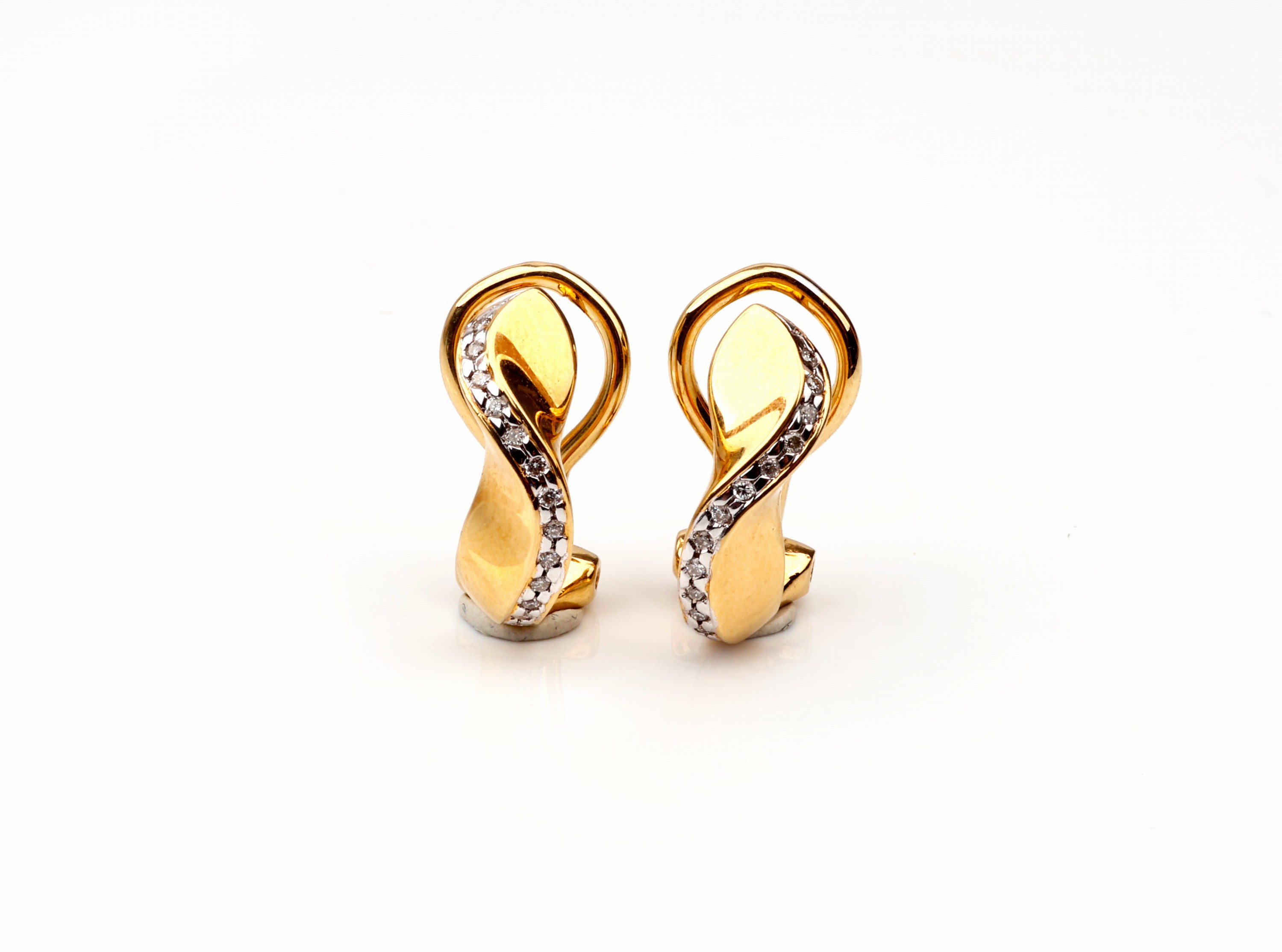 Paar 14 kt Gold Brillant Ohrstecker, GG 585/000, wellenförmig, 26 Brillanten zus. ca. 0.10 ct Weiß/vs, ca. 4.4 g, mit Clipbrisur
