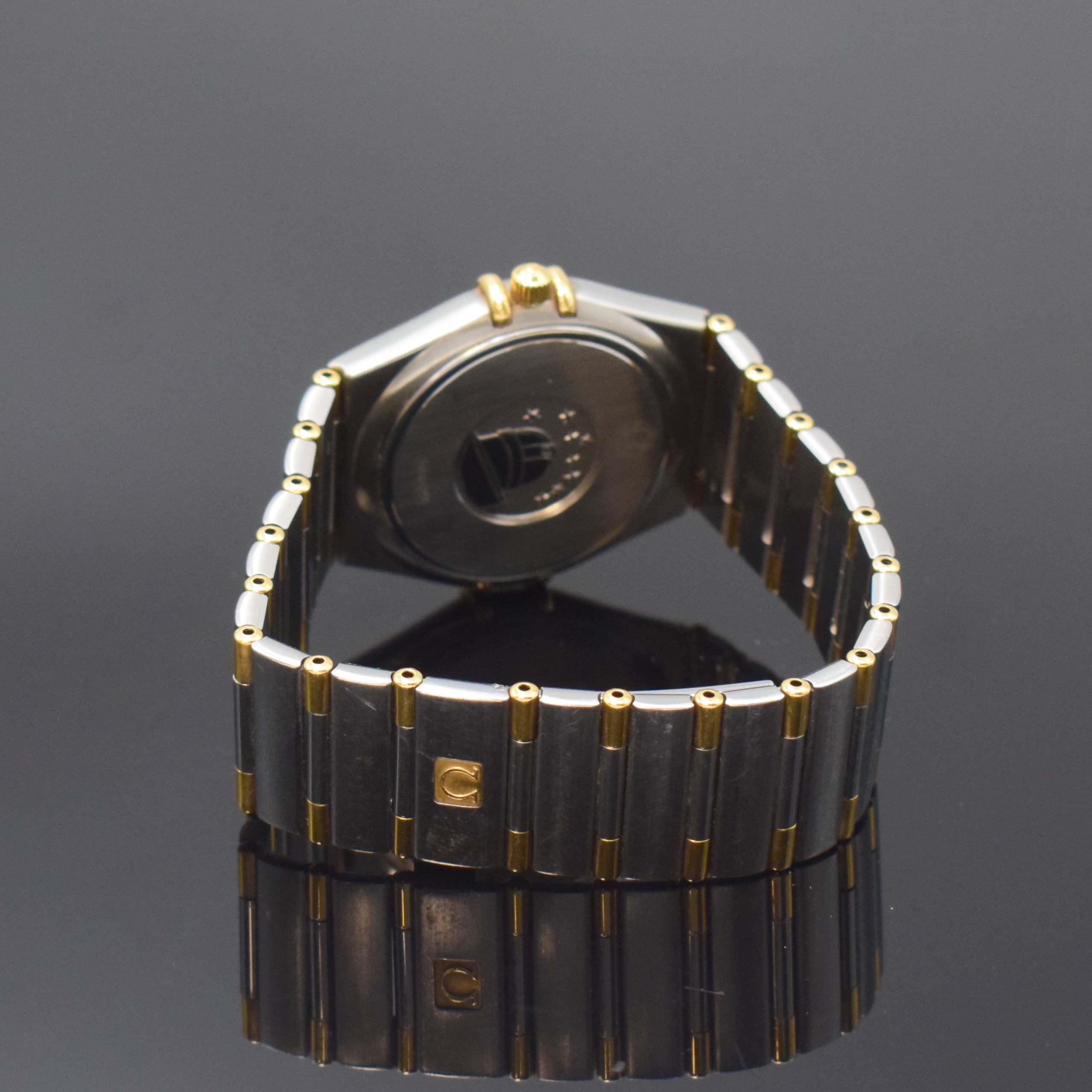 Detail b: OMEGA Herrenarmbanduhr Serie Constellation Referenz 396.1201, Schweiz um 2002, Edelstahl/Gold kombiniert inkl. Gliederband m. Faltschl., Boden m. ...