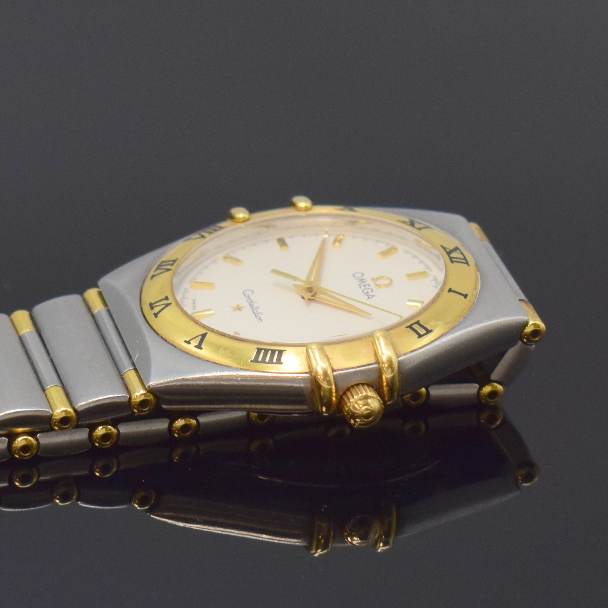 Detail c: OMEGA Herrenarmbanduhr Serie Constellation Referenz 396.1201, Schweiz um 2002, Edelstahl/Gold kombiniert inkl. Gliederband m. Faltschl., Boden m. ...