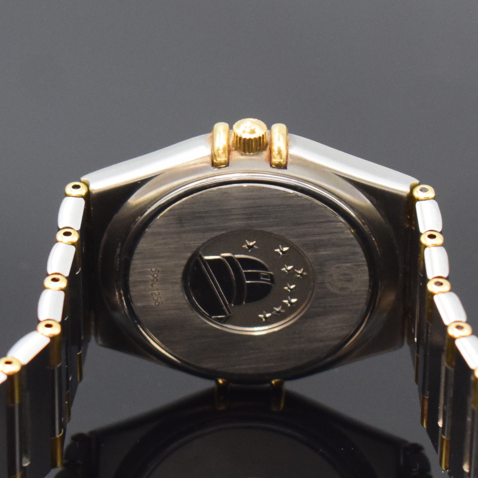 Detail d: OMEGA Herrenarmbanduhr Serie Constellation Referenz 396.1201, Schweiz um 2002, Edelstahl/Gold kombiniert inkl. Gliederband m. Faltschl., Boden m. ...