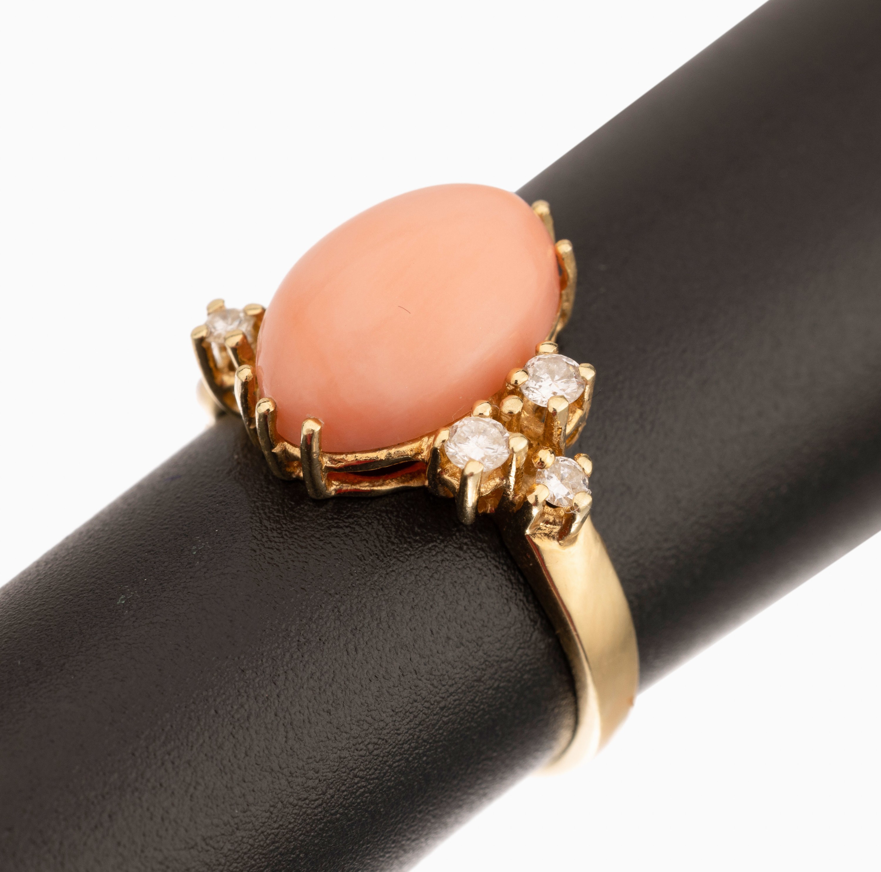 14 kt Gold Korall-Brillant-Ring, GG 585/000ovaler Engelhautkorallencabochon, 7 Brillantenzus. ca. 0.04 ct Weiß/si-p, RW 54, ca. 3.3 g, Versand nur ...