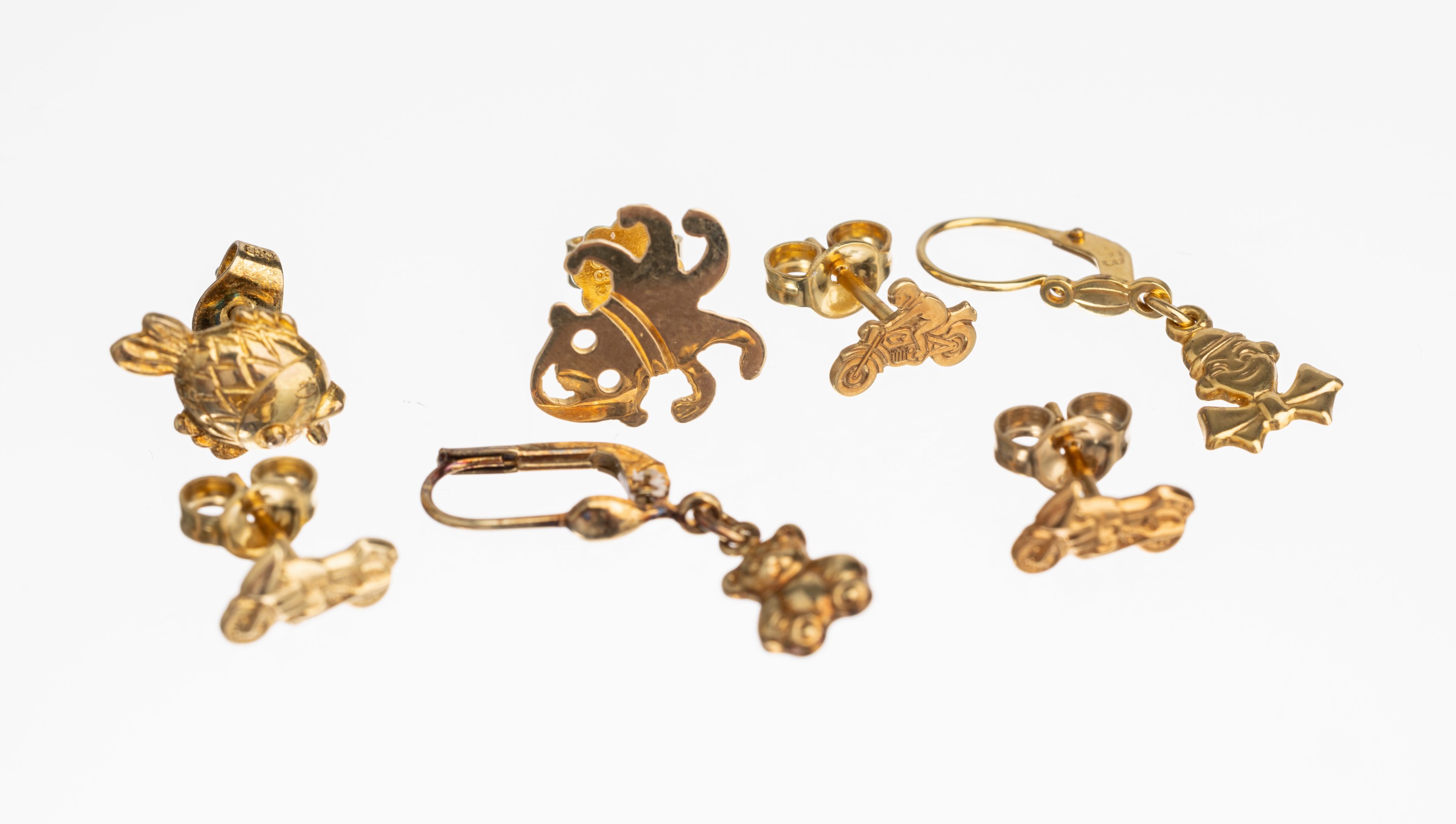 Konvolut 7 Paar Gold-Kinderohrstecker, GG 333/000, GG 585/000 und GG 750/000, versch. Motive wie Rennwagen, Clown, Teddy, etc., alter Lagerbestand, ...