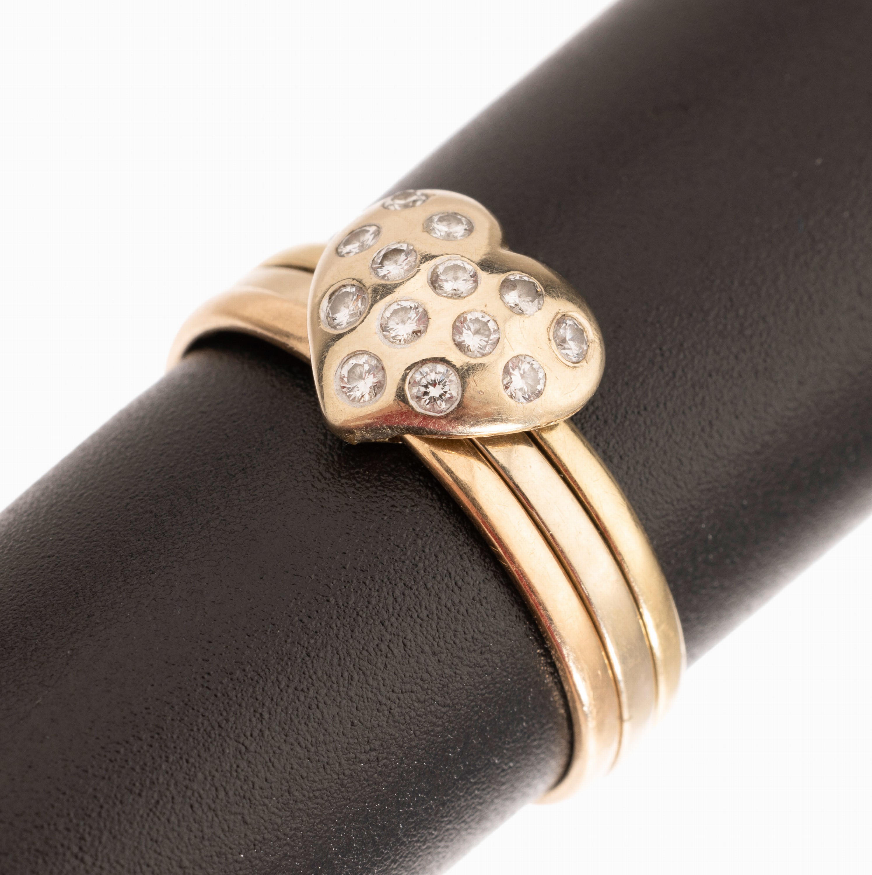 18 kt Gold Brillant-Ring, GG 750/000, 3-rhg, Herz besetzt mit 13 Brillanten zus. ca. 0.20 ct Weiß/si, RW 58, ca. 4.6 g