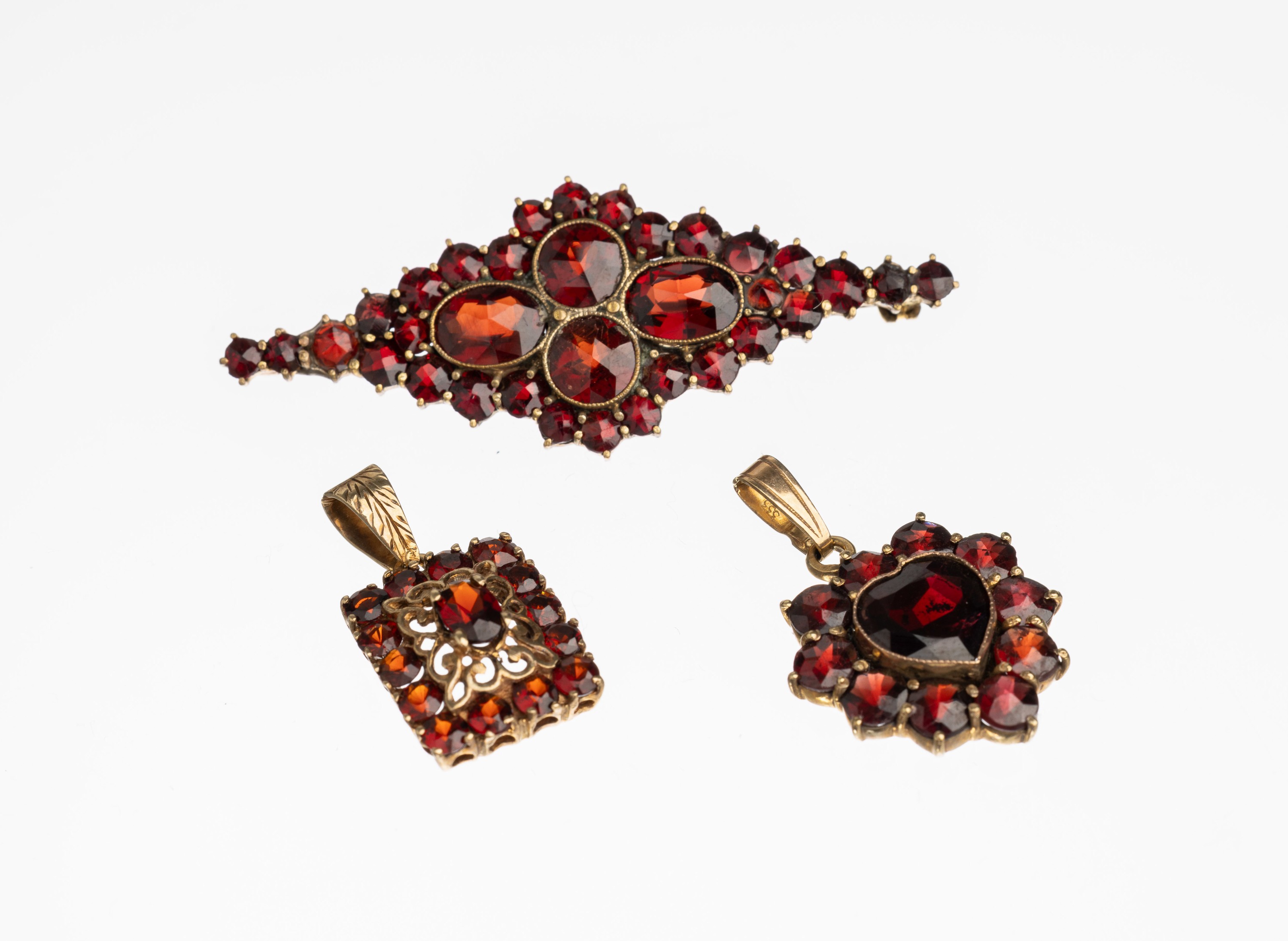 Konvolut 2 Anhänger und 1 Brosche mit Granaten, beide Anhänger 14 kt Gold, GG 585/000, zus. ca. 6.3 g, dazu 1 Brosche Metall vergoldet, L ca. 5 cm