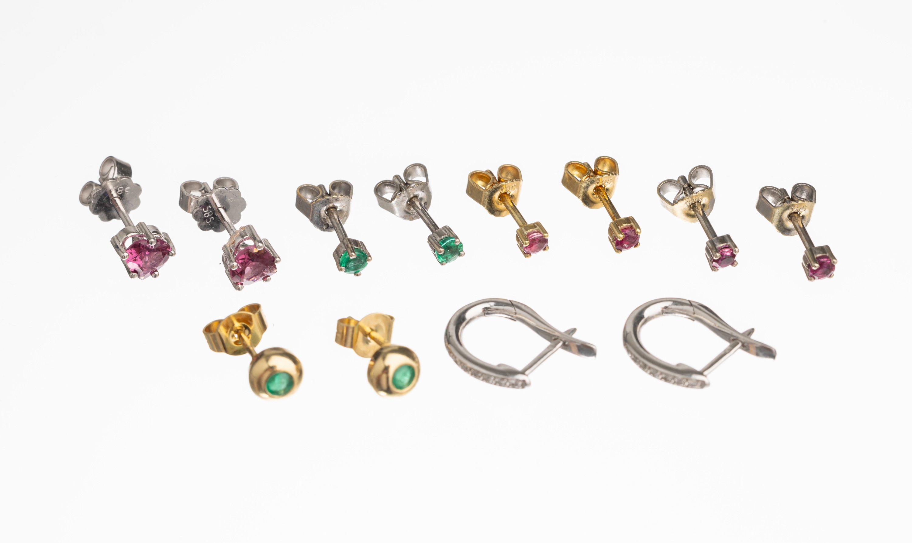 Konvolut 6 Paar Ohrstecker 14 kt Gold, und 1 x 18 kt Gold, GG und WG 585/000 und 1 x WG 750/000, unterschiedlicher Besatz mit Rubin, Smaragd, ...