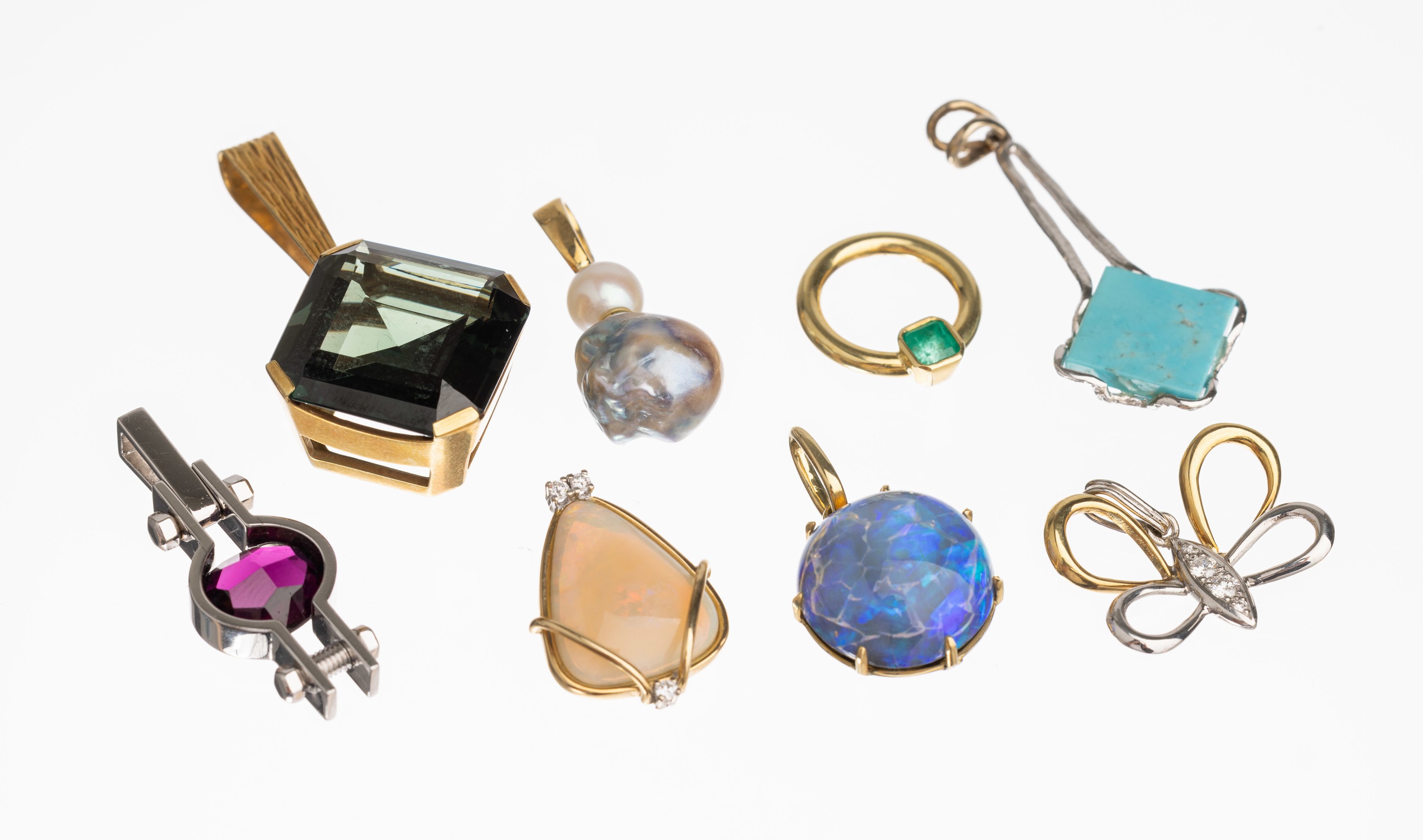 Konvolut 29 14 kt Gold Anhänger und 1 Brosche, GG und WG 585/000, diverser Besatz mit Türkis, Amethyst, Saphir, Perle, Smaragd, Turmalin, ...