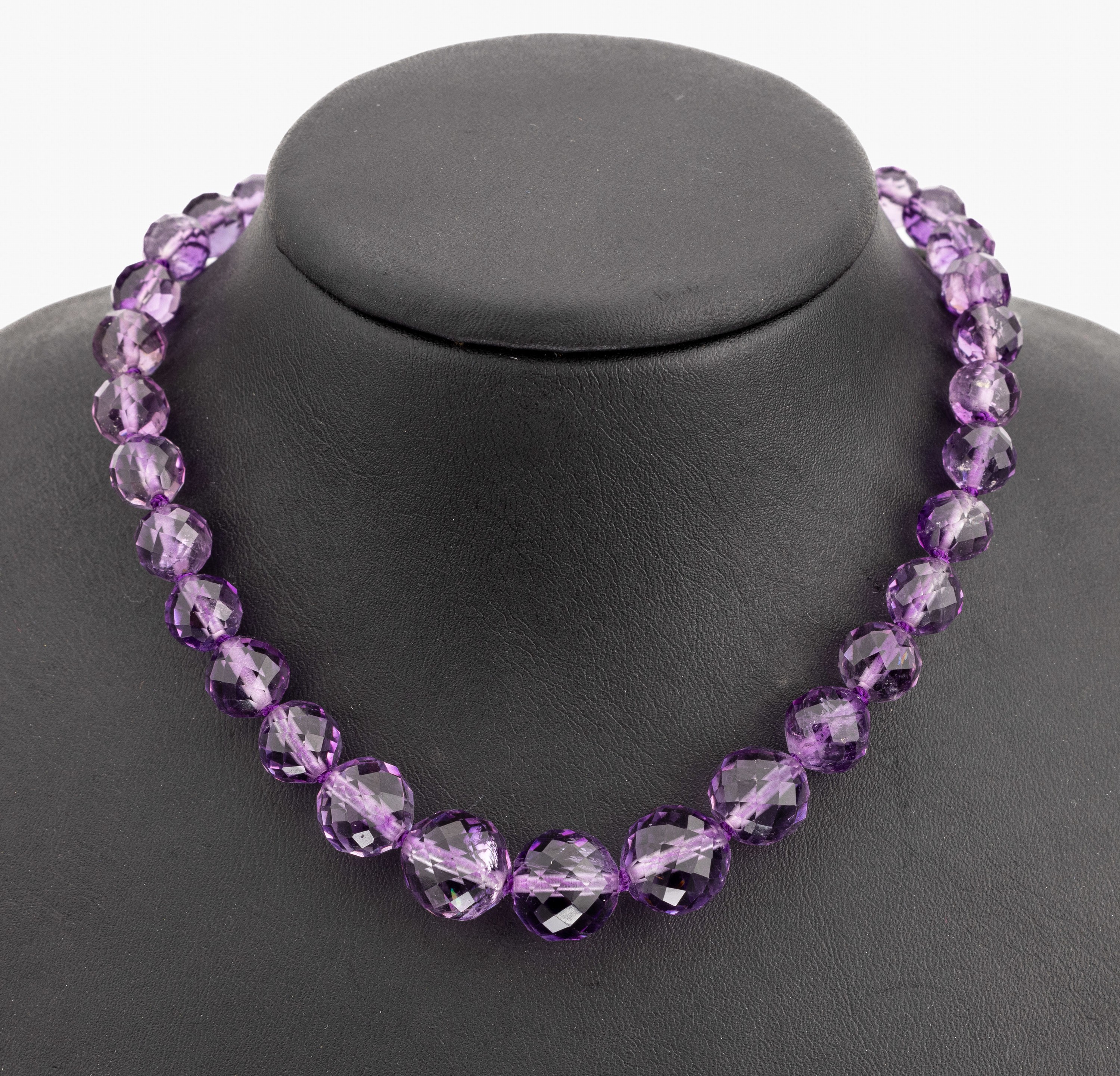 Amethyst-Collier, Magnetschließe, 925er Silber verg., facett. Amethystkugeln im Verlauf, D. ca. 6-13 mm, L. ca. 49 cm
