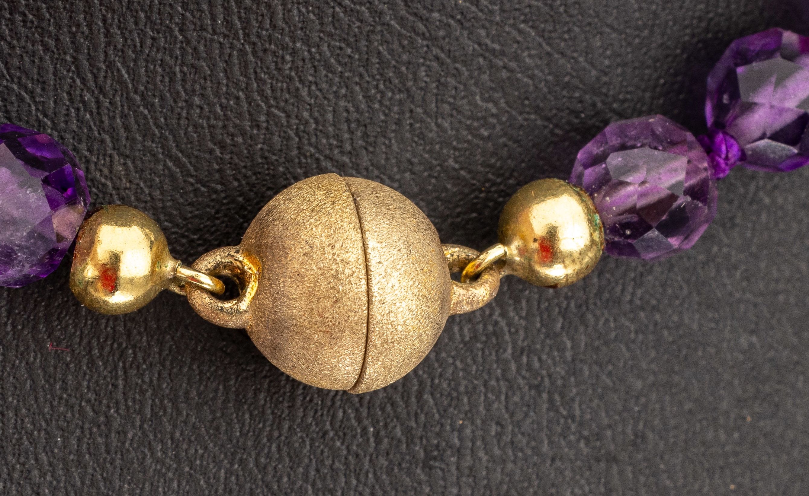 Detail a: Amethyst-Collier, Magnetschließe, 925er Silber verg., facett. Amethystkugeln im Verlauf, D. ca. 6-13 mm, L. ca. 49 cm