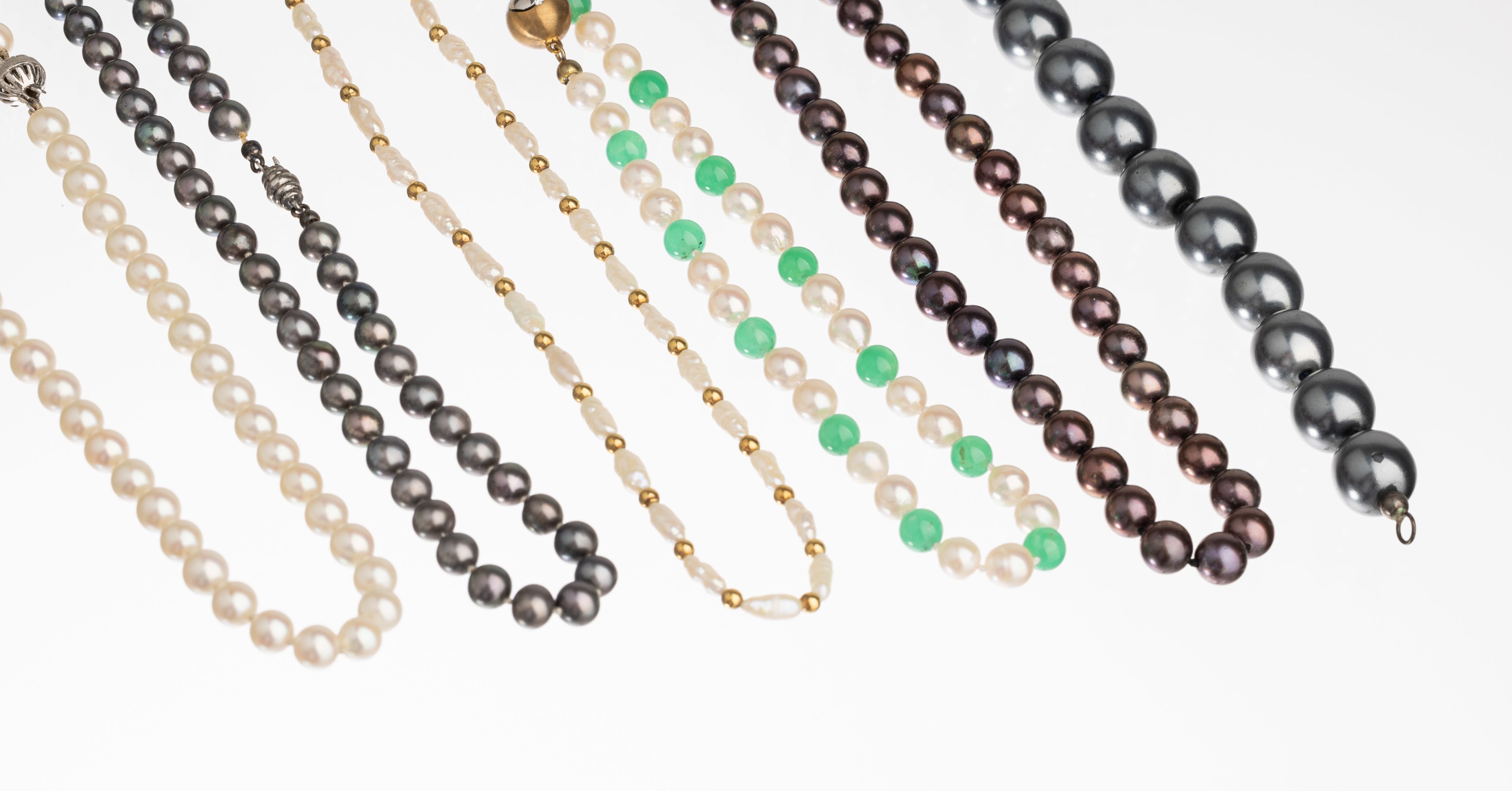 Fundgrube aus Juwelierauflösung: 21 diverse Zuchtperlenketten und Armbänder, z.T. Süßwasser, z.T. Biwa, z.T. Muschelkern, z.T. Akoja, z.T. ...