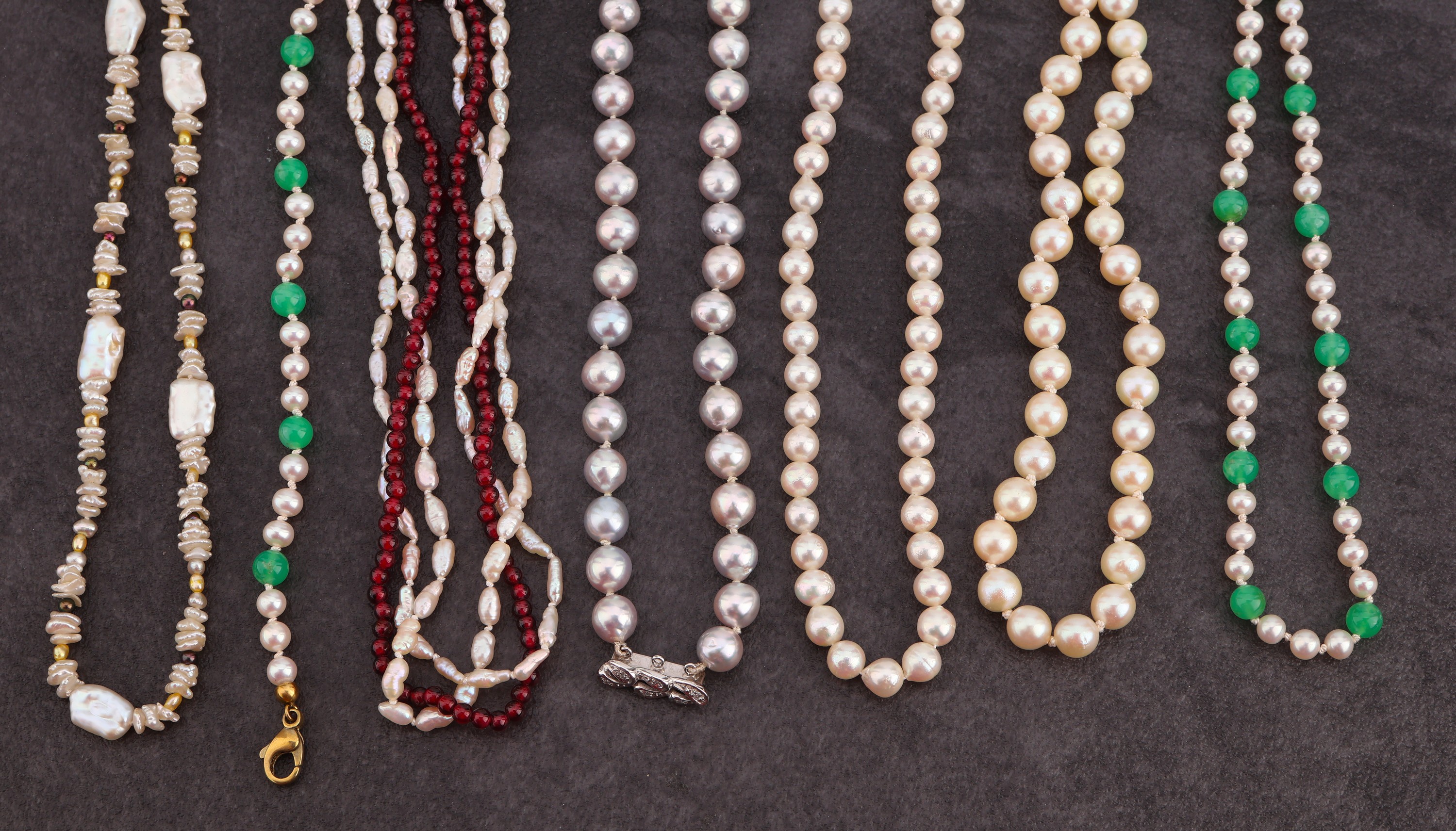 Detail a: Fundgrube aus Juwelierauflösung: 21 diverse Zuchtperlenketten und Armbänder, z.T. Süßwasser, z.T. Biwa, z.T. Muschelkern, z.T. Akoja, z.T. ...