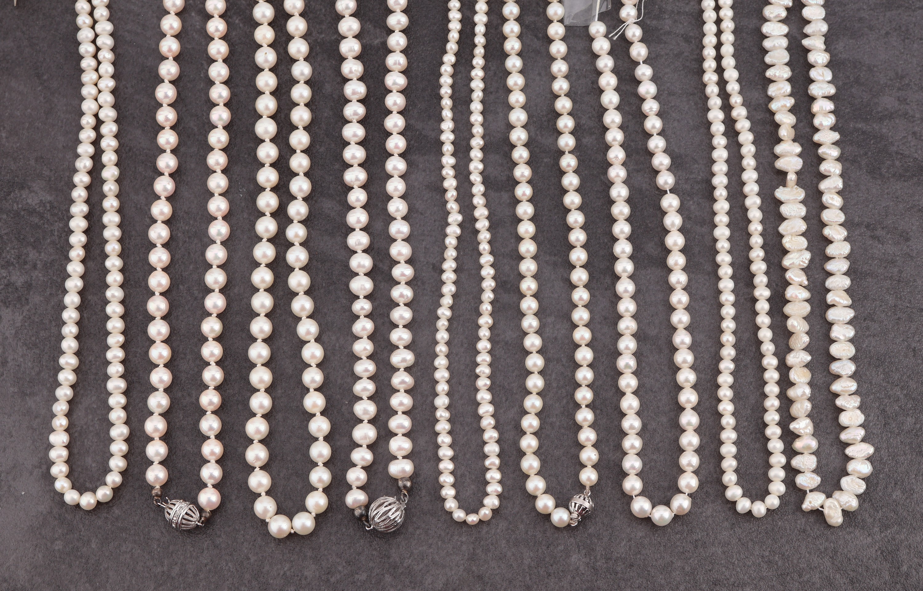 Detail b: Fundgrube aus Juwelierauflösung: 21 diverse Zuchtperlenketten und Armbänder, z.T. Süßwasser, z.T. Biwa, z.T. Muschelkern, z.T. Akoja, z.T. ...