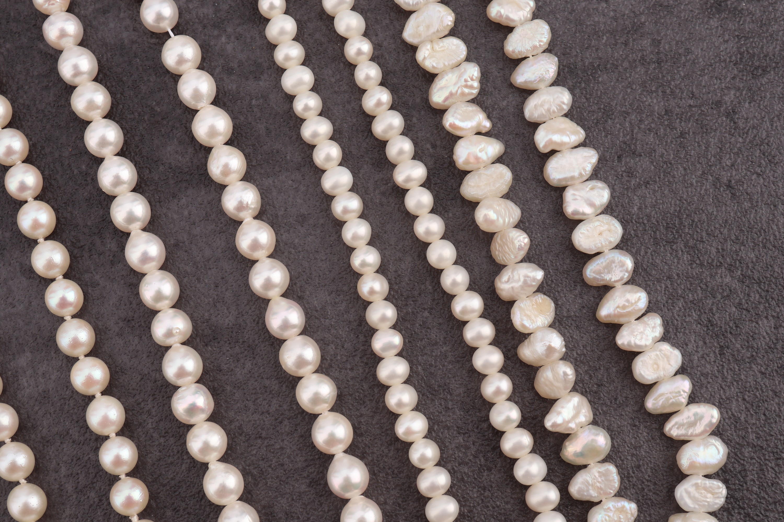 Detail c: Fundgrube aus Juwelierauflösung: 21 diverse Zuchtperlenketten und Armbänder, z.T. Süßwasser, z.T. Biwa, z.T. Muschelkern, z.T. Akoja, z.T. ...