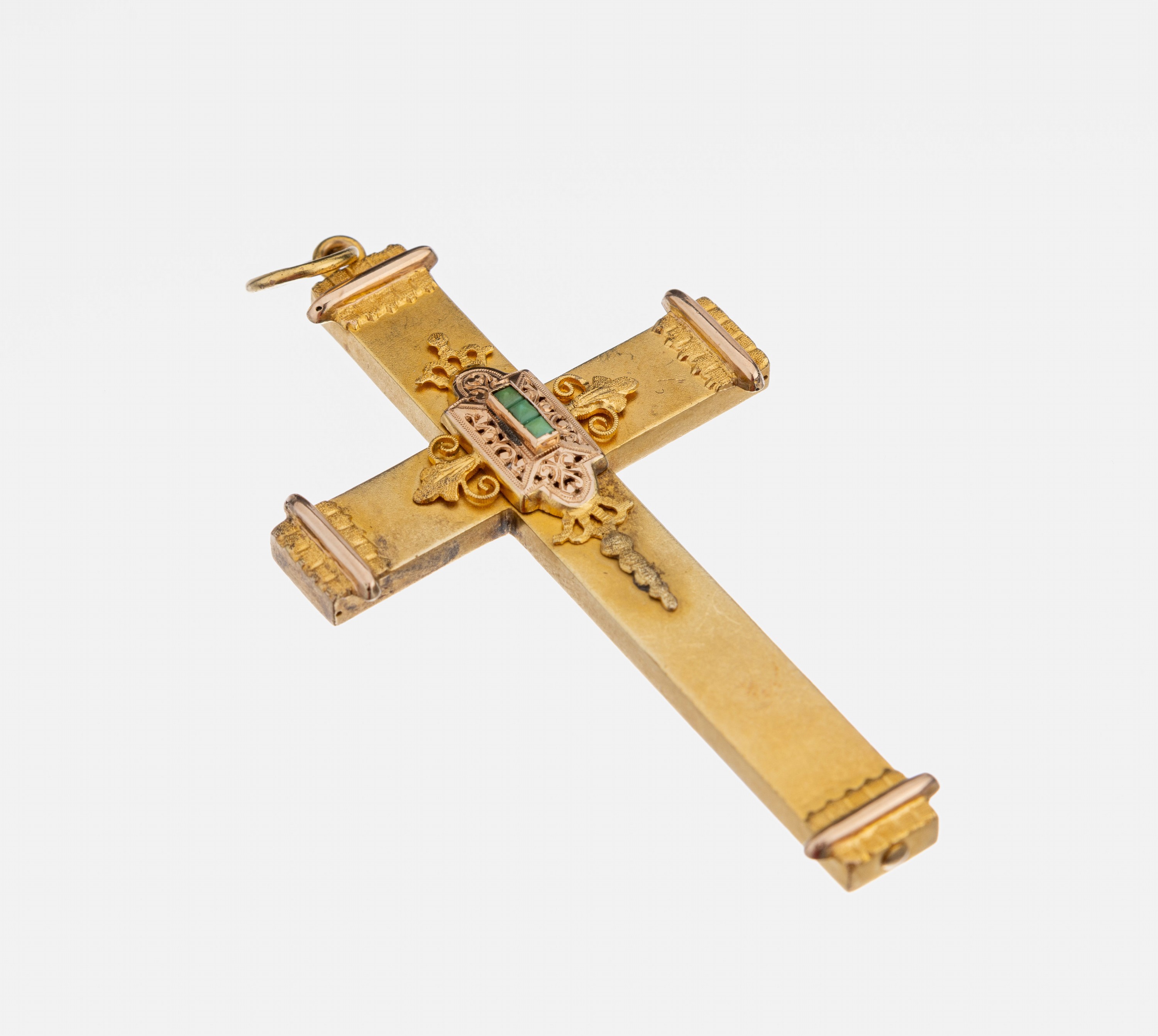 14 kt Gold Kreuz-Anhänger, GG 585/000, feingrav., mittig mit kl. facett. Smaragde, L. ca.6 cm, ca. 6.7 g
