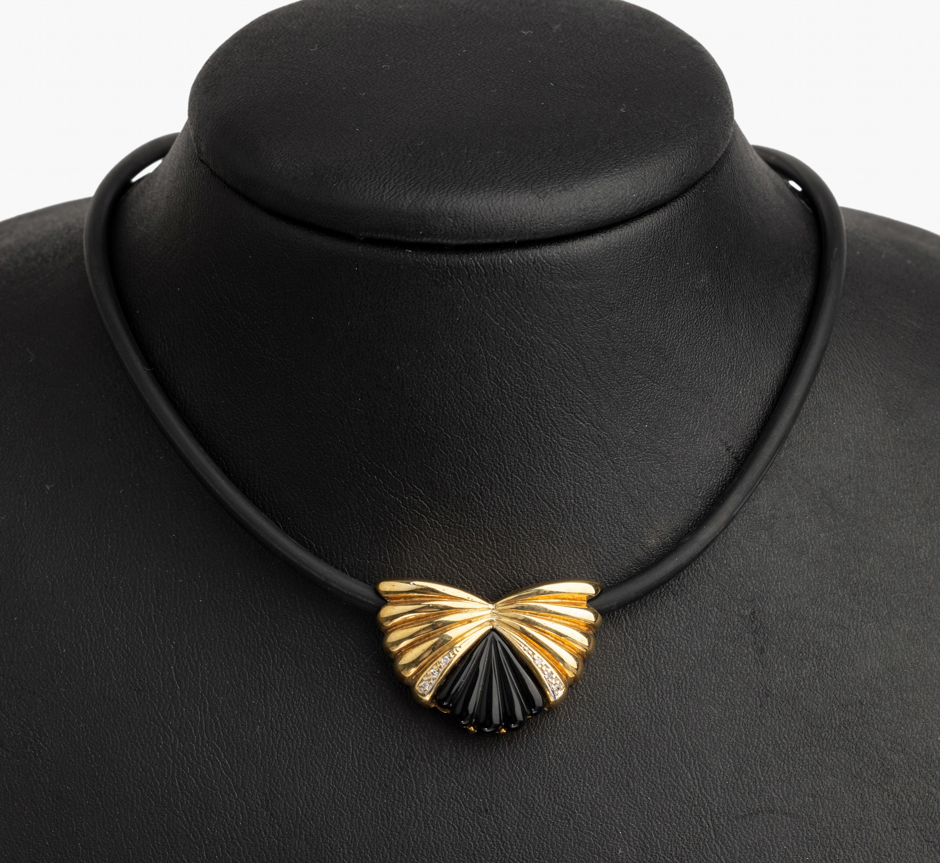 14 kt Gold Onyx Diamant Anhänger, GG 585/000, eingeschliffener, geriefter Onyx, 6 Diamanten zus. ca. 0.05 ct, Kautschukkette mit 14 kt Gold ...