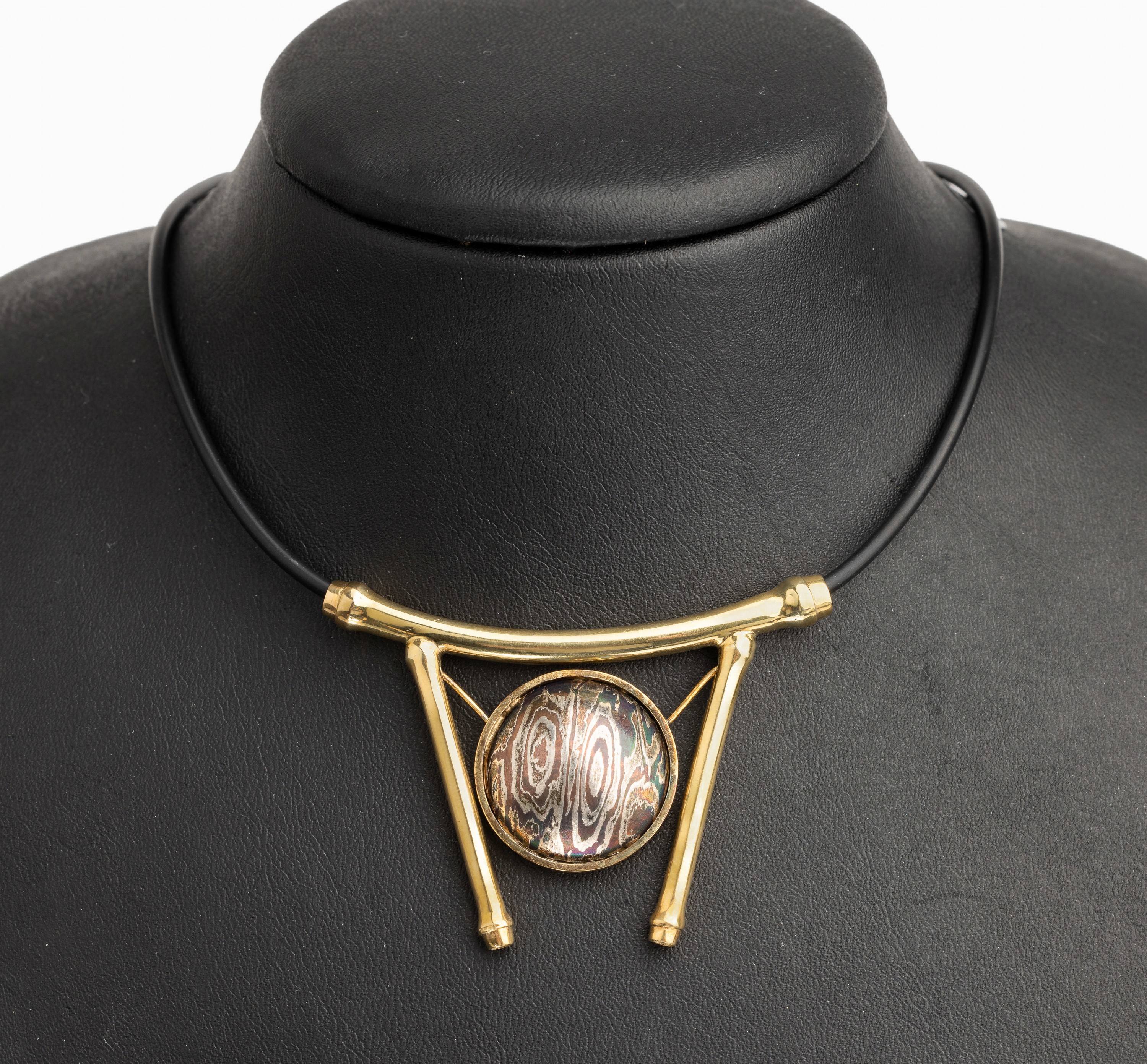 Designercollier, 14 kt Gold, Silber und Kupfer, GG 585/000, Collierteil Kautschuk, Schließe herzförmig, 14 kt Gold, L ca. 45 cm, ausgefallen