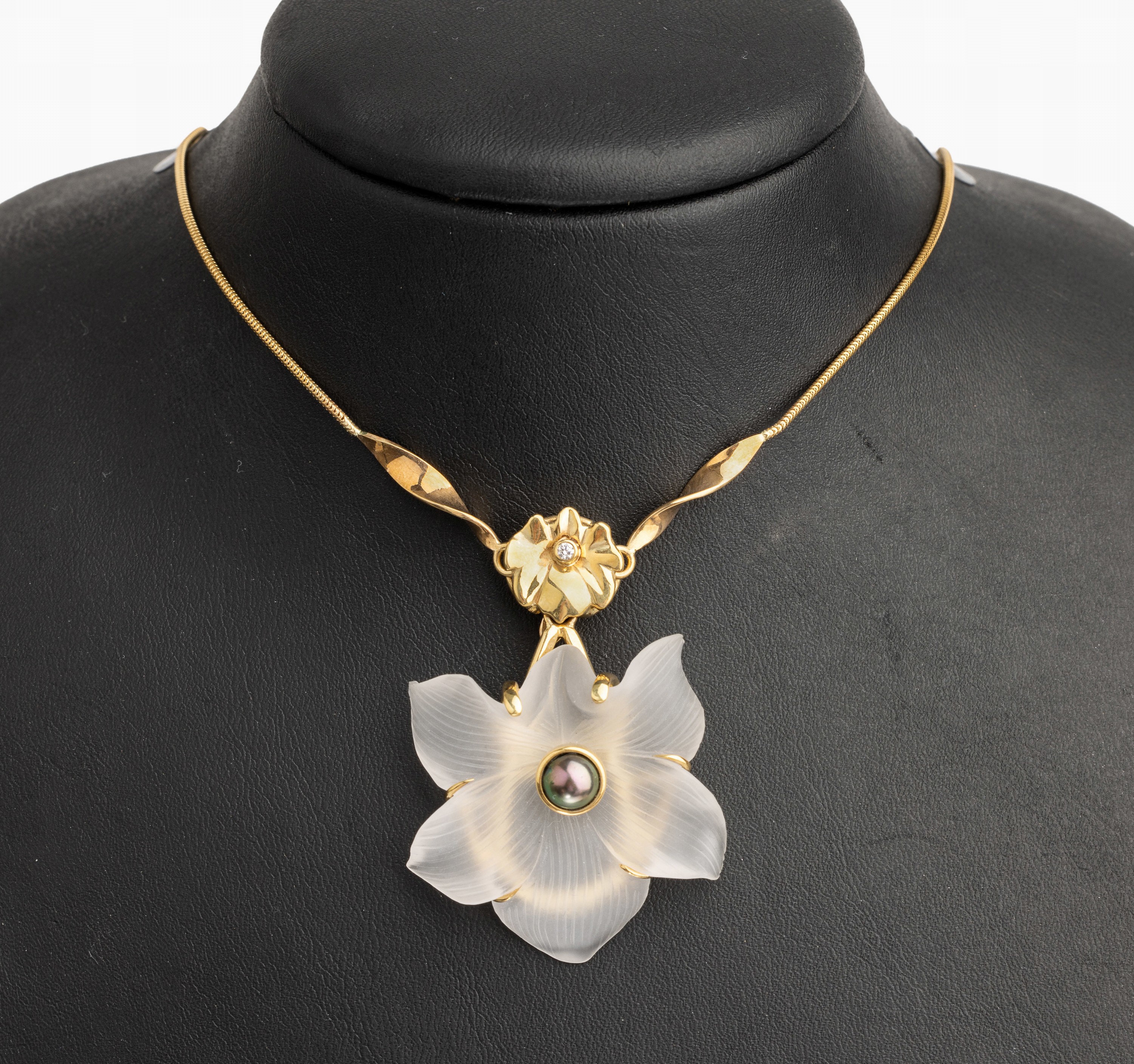 14 kt Gold Collier mit Bergkristallblüte, GG 585/00, 1 Brillante ca. 0.04 ct Weiß/si, 1 Zuchtperle, Bergkristallblüte geschnitten und ...