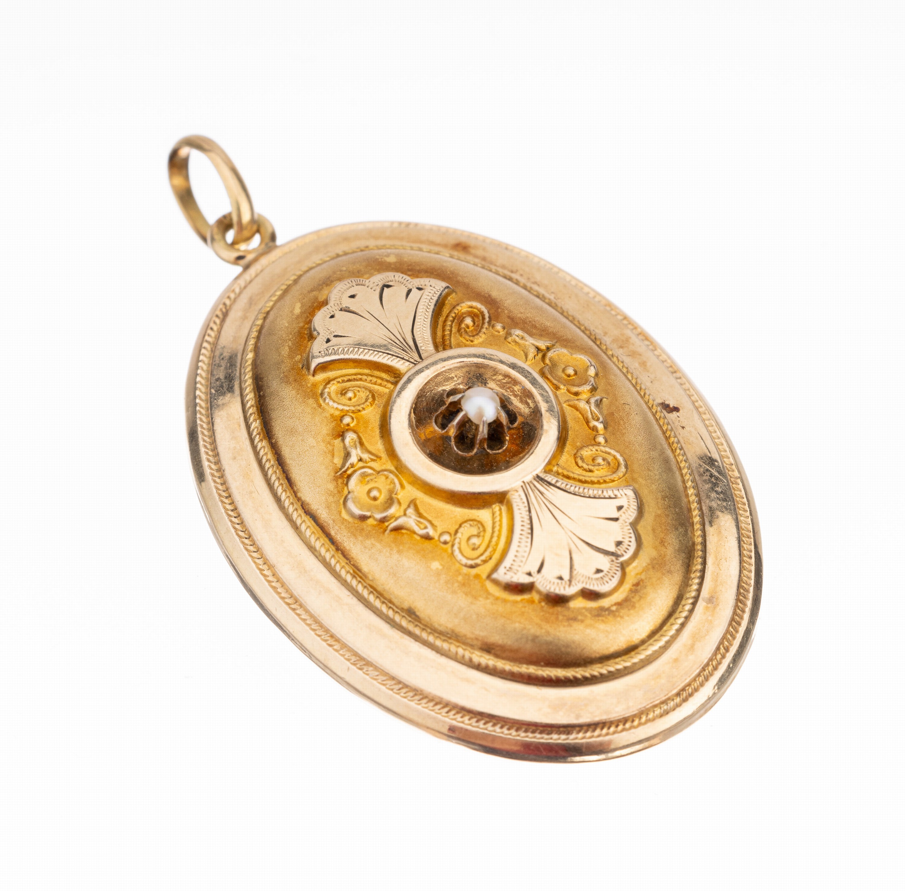 14 kt Gold Medaillon-Anhänger, deutsch um 1870, GG 585/000 (gepr.), fein grav., Granulatverz., aufklappbar, Glaseinlage, L. ca. 5 cm, ca. 11.3 g