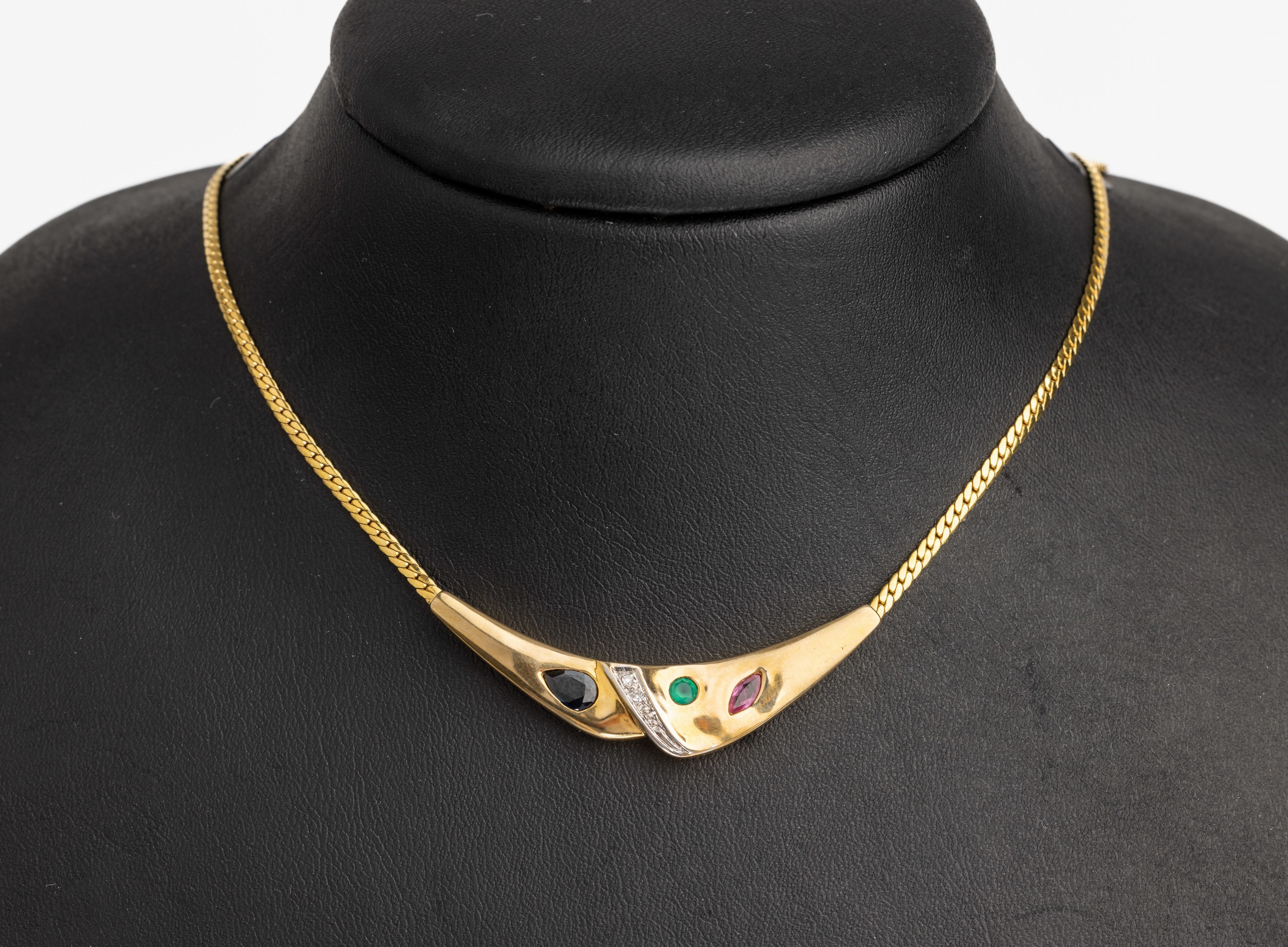 14 kt Gold Farbstein Diamant Collier, GG 585/000, 1 Saphir, Rubin und Smaragd zus. ca. 1.10 ct, 2 Diamanten zus. ca. 0.03 ct Weiß/si, total ca. 9.5 ...