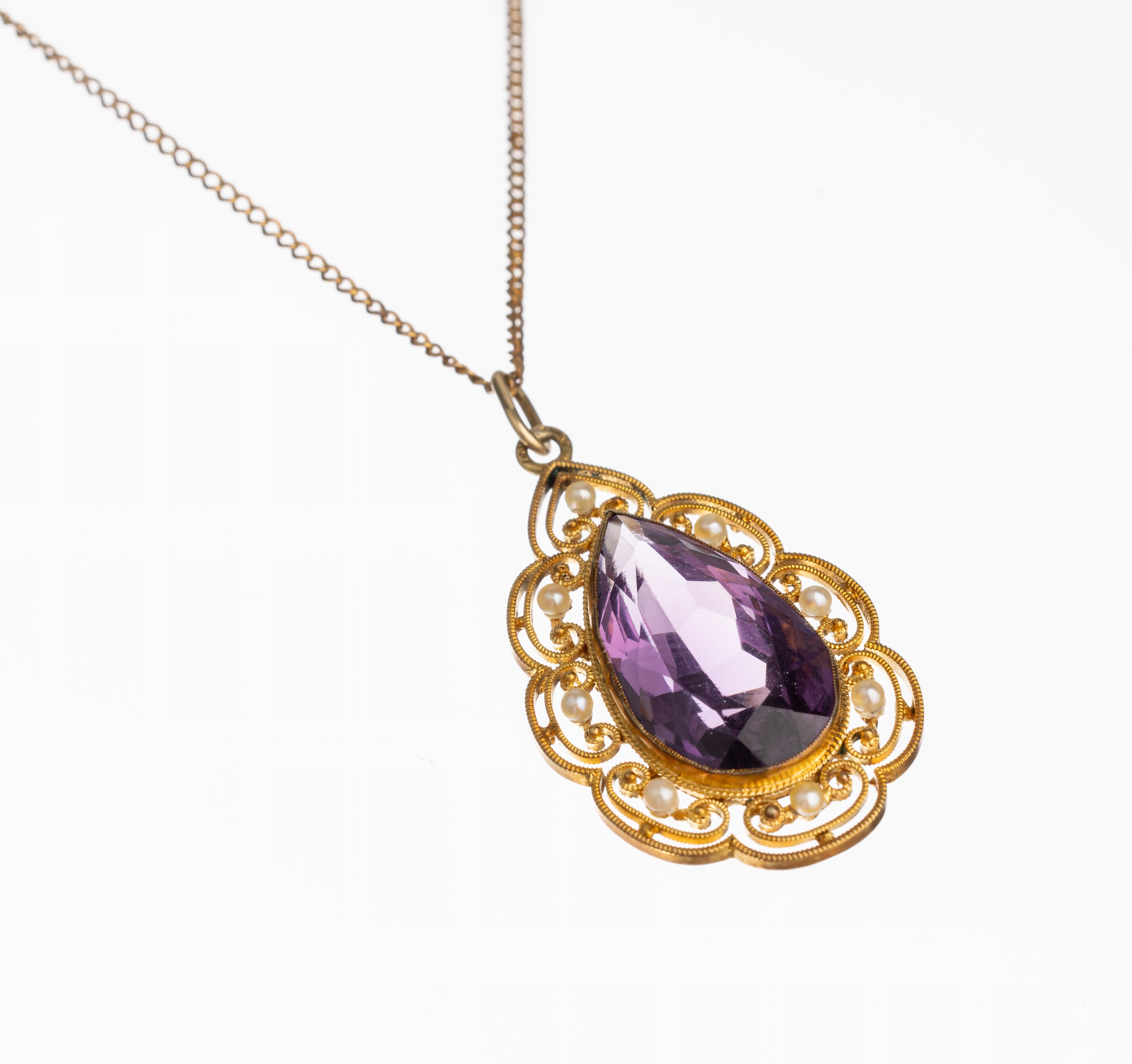 14 kt Gold Amethyst Anhänger, GG 585/000, 1930er Jahre, facett. Amethyst-Tropfen ca. 18.00 ct, Rahmen filigranartig gearbeitet, kl.Perlchen, L ca. ...