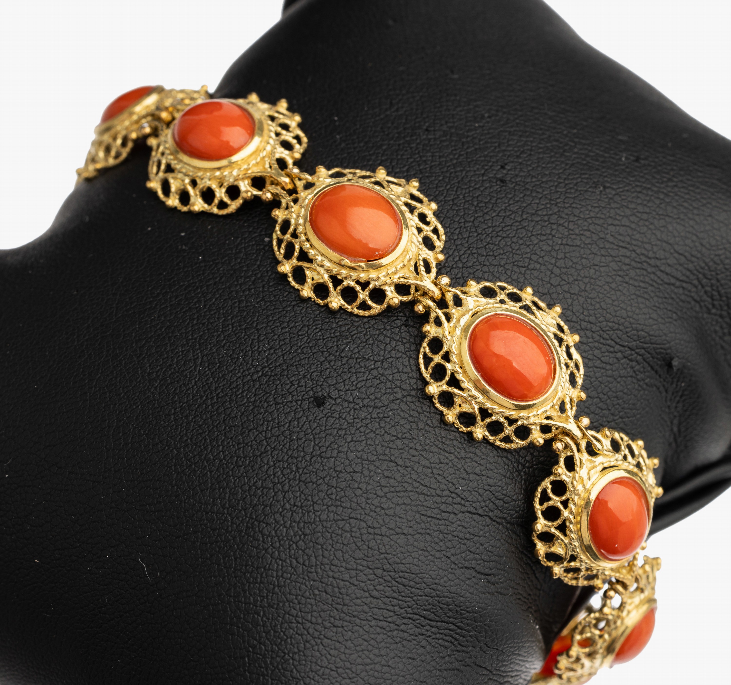 18 kt Gold Korallen Armband, GG 750/000, 9 Korallen-Cabochons, filigranartig gearbeitet, total ca. 19.7 g, L ca. 17 cm, Versand nur innerhalb der EU