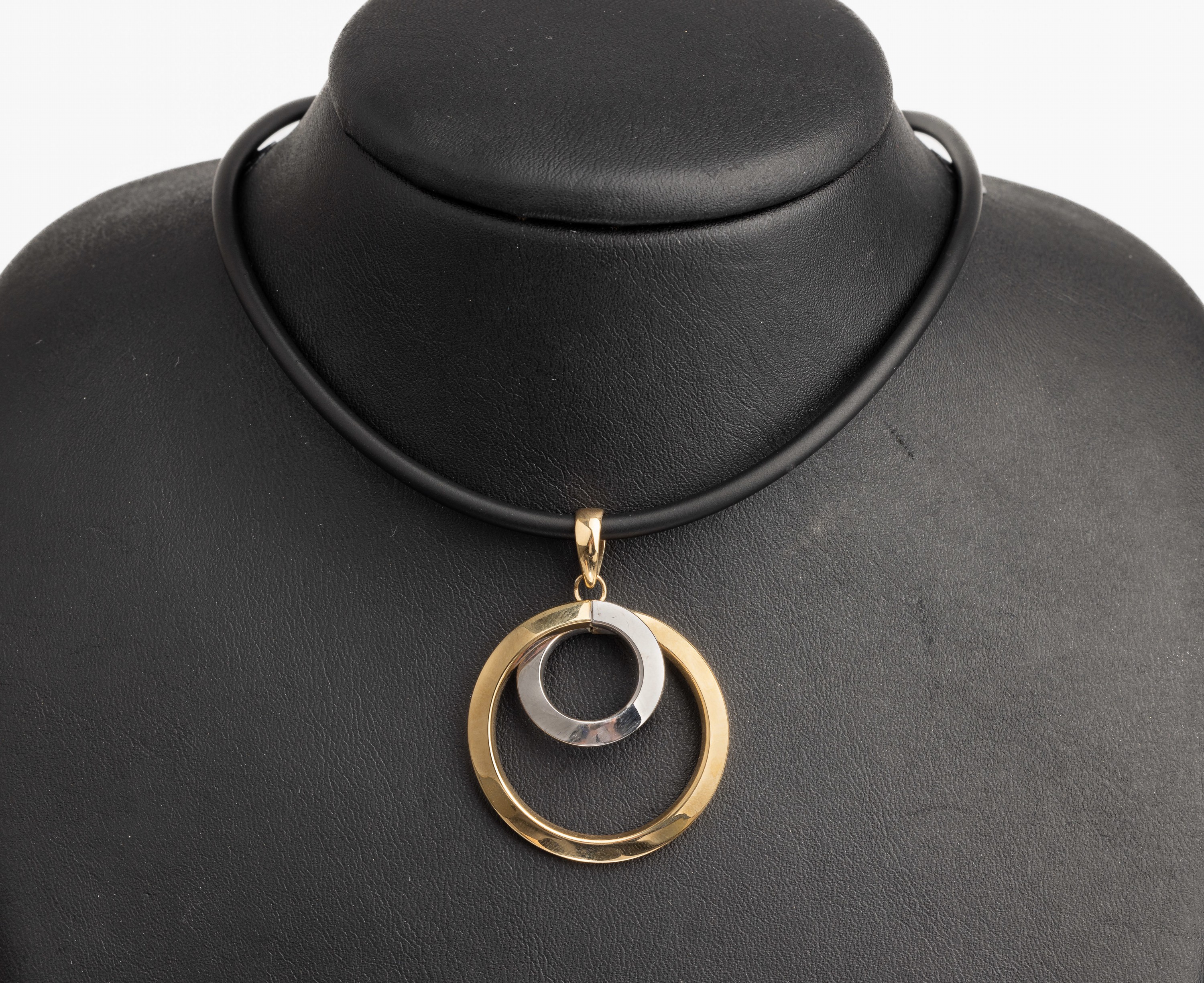 14 kt Gold Anhänger, GG/WG 585/000, Kautschukcollier mit 14 kt Gold GG 585/000 Karabinerschließe, Anhänger ca. 4.5 g, Durchm.ca. 3 cm, L ca. 46 cm