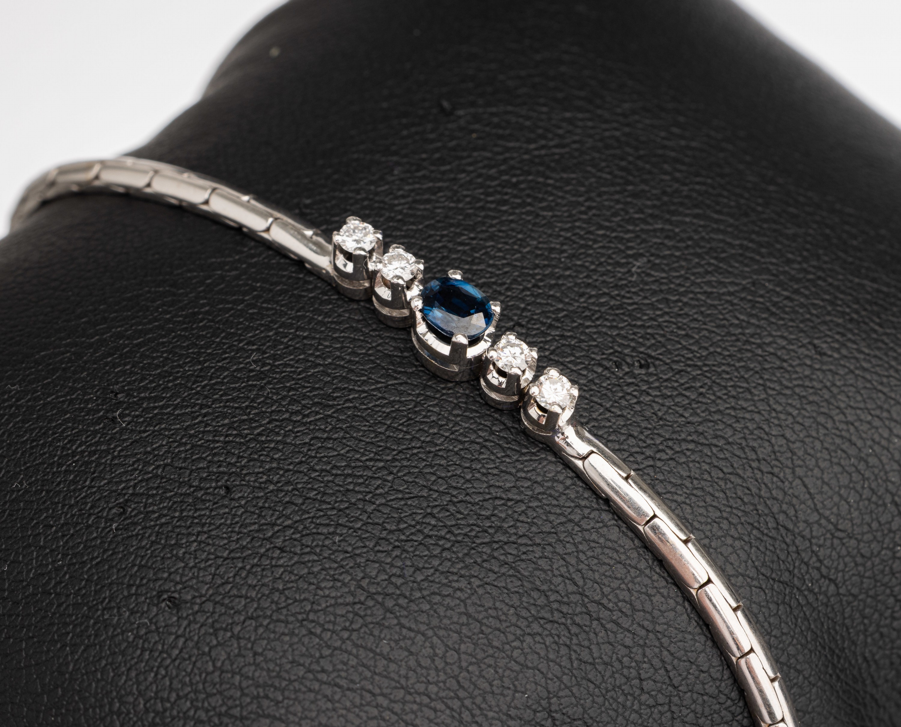 18 kt Gold Saphir Brillant Armband, WG 750/000, ovalfacett. Saphir ca. 0.35 ct 4 Brillanten zus. ca. 0.12 ct Weiß/vs-si, total ca. 10.8 g, L ca. 18 ...