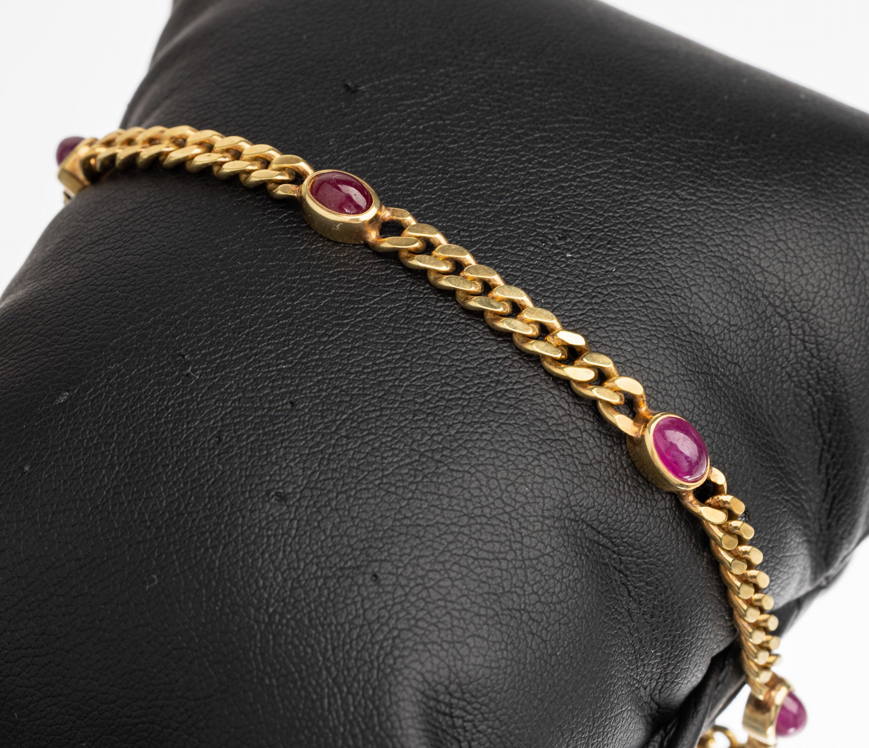 8 kt Gold Rubin Flachpanzerarmband, GG 333/000, 5 Rubin-Cabochon, total ca. 8.4 g,L ca. 18 cm, Karabinerschließe