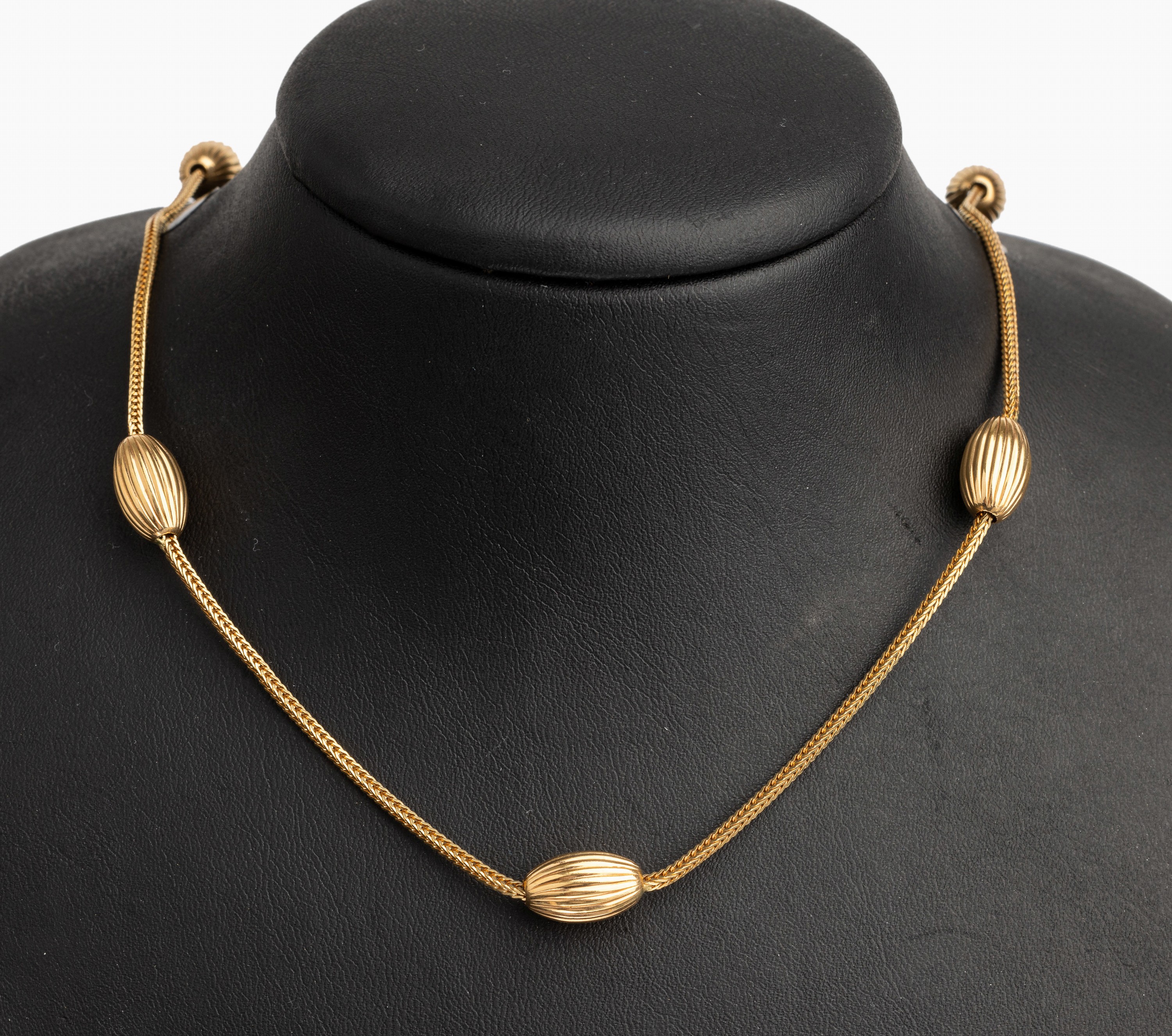 18 kt Gold Collier, GG 750/000, 7 olivenförmige Zwischenglieder, gerieft, total ca. 17.3 g, L ca. 59 cm, Federring- schließe