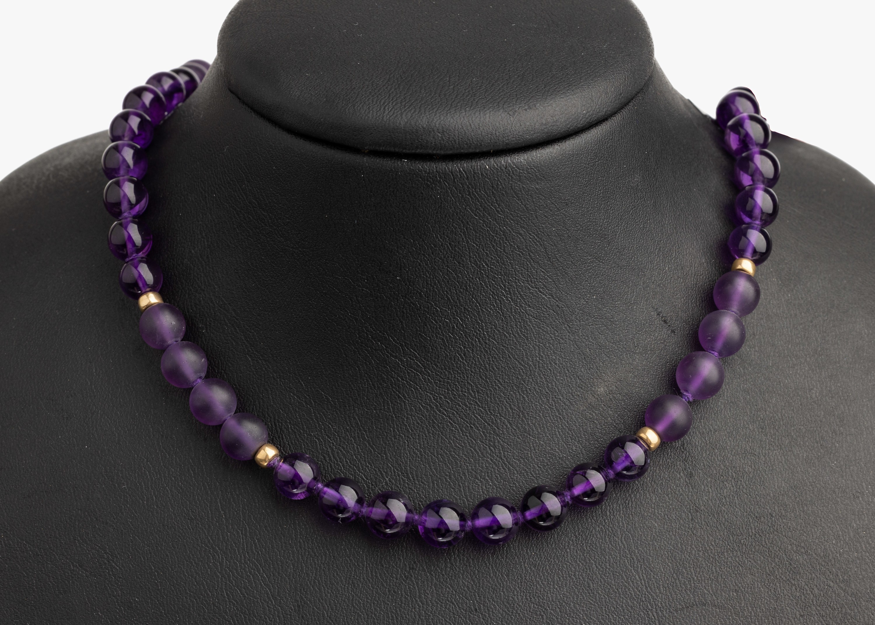 Kette aus Amethystkugeln, mattiert und polierte Amethystkugeln Durchm. ca. 7.8 mm, Zwischenkügelchen Metall vergoldet, L endlos ca. 80 cm
