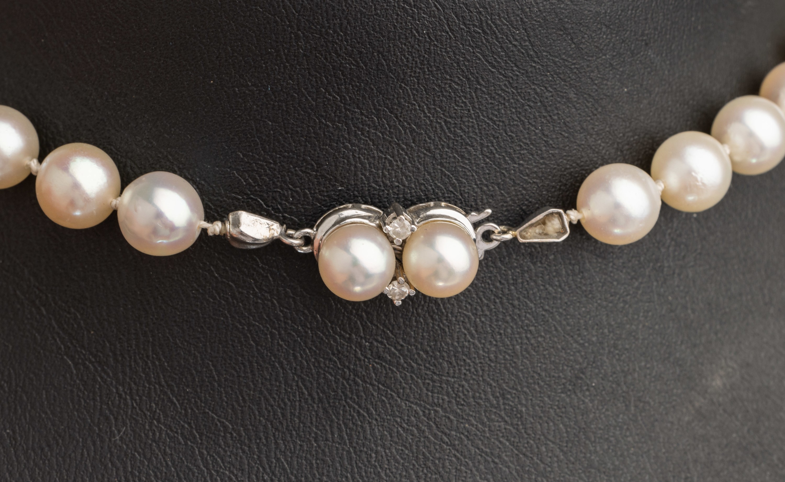 Detail a: Zuchtperlenkette mit 14 kt Gold Schließe, WG 585/000 mit 2 Zuchtperlen und 2 8/8- Diam. zus. ca. 0.02 ct Weiß/si, 114 Zuchtperlen Durchm. ca. 7 ...
