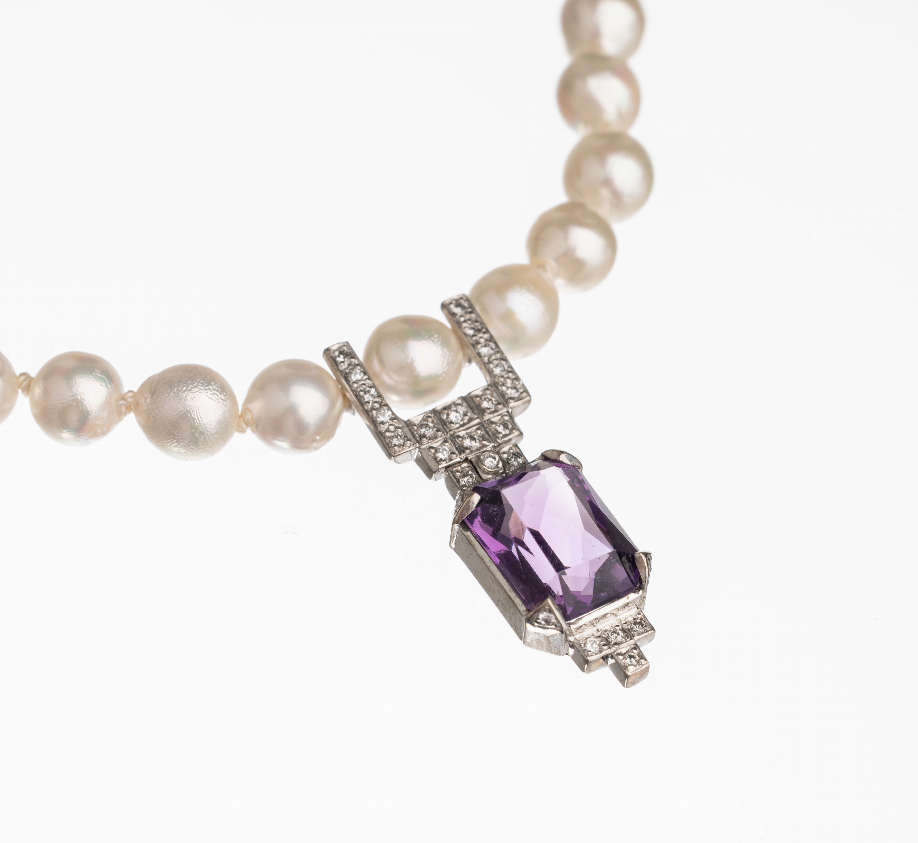 Zuchtperlenkette mit 14 kt Gold Amethyst- Anhänger, WG 585/000, Amethyst-Achteck ca. 2.60 ct, 21 Brillanten zus. ca. 0.10 ct Weiß/vs-si, Kette mit ...
