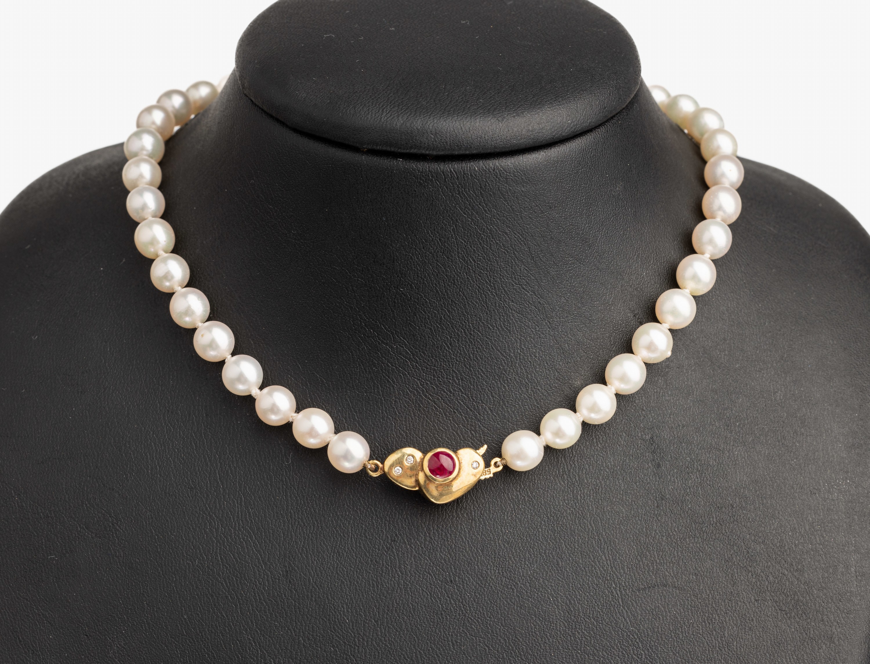 Zuchtperlenkette mit 14 kt Gold Schließe, Schließe in stil. Herzform, GG 585/000, beids.jeweils mit 3 Brillanten zus. ca. 0.06 ct Weiß/si, und 1 ...