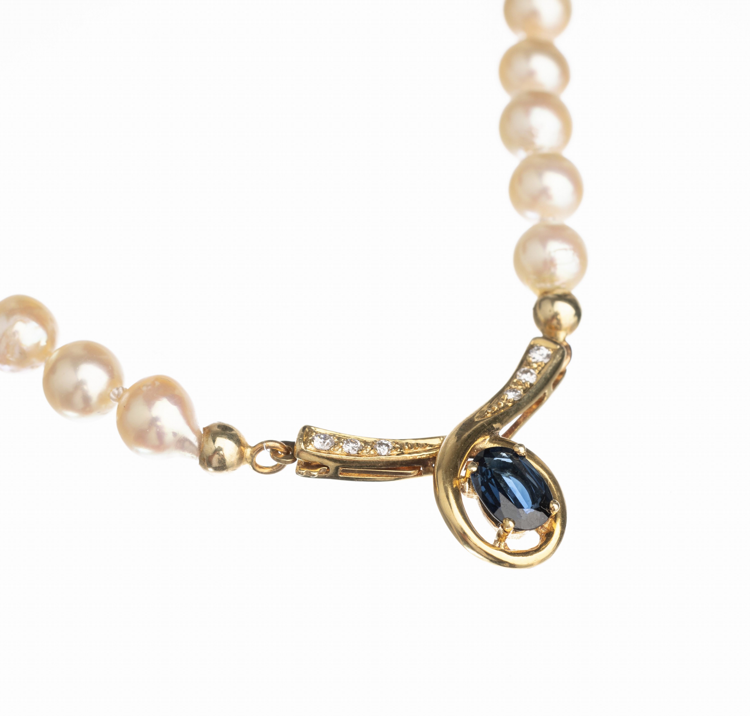 Collier mit Zuchtperlen, Mittelteil als Schließe in 14 kt Gold, GG 585/000 mit 1 ovalfacett. Saphir ca. 1.0 ct und 6 Brill. zus. ca. 0.05 ct ...