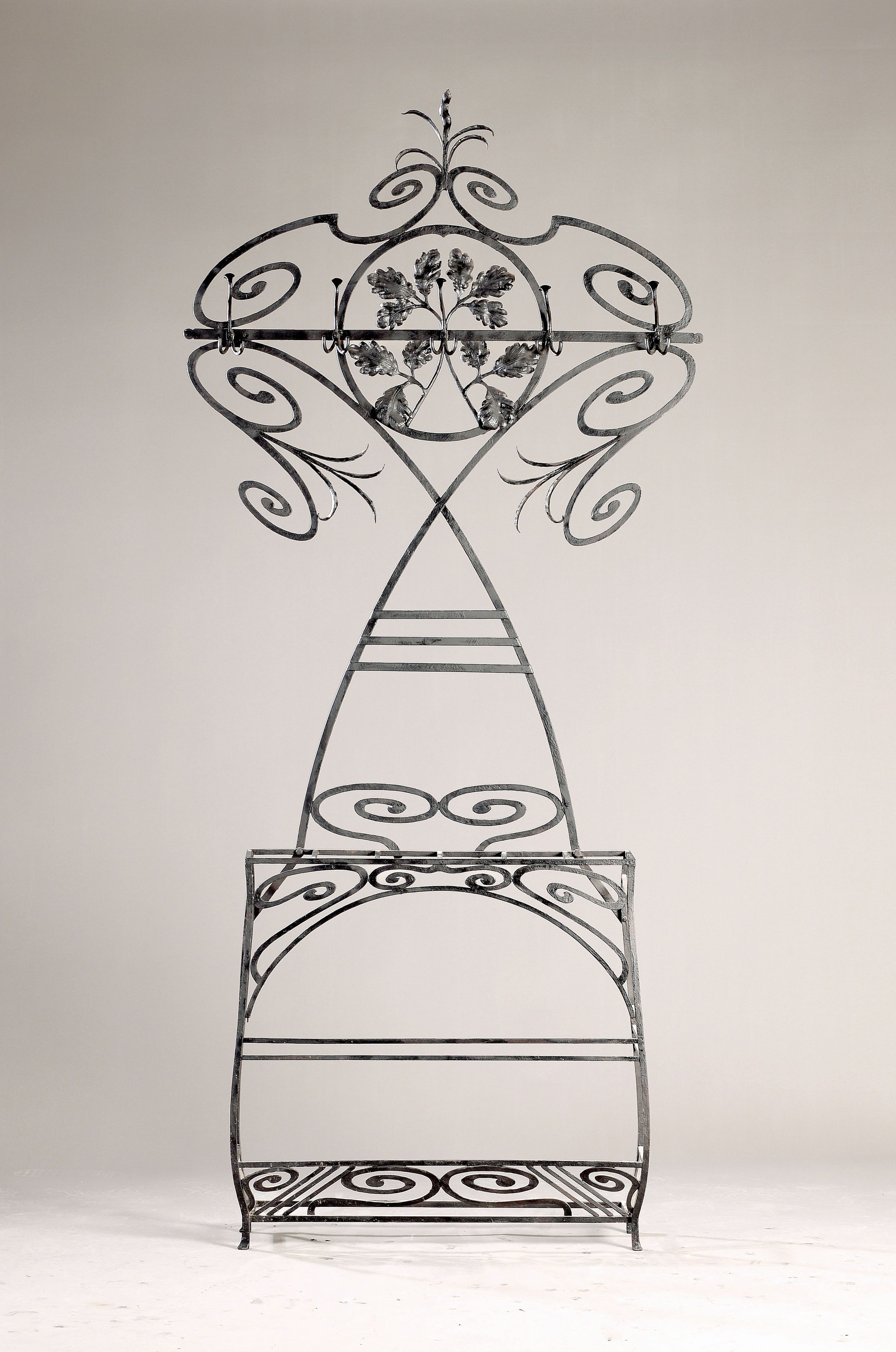 Garderobe, um 1900, Gestell aus Eisenguss, reich verziert, 5 Kleiderhaken und Ablagefläche für Schuhe, ca. 220 x 77 x 18 cm, EZ 2