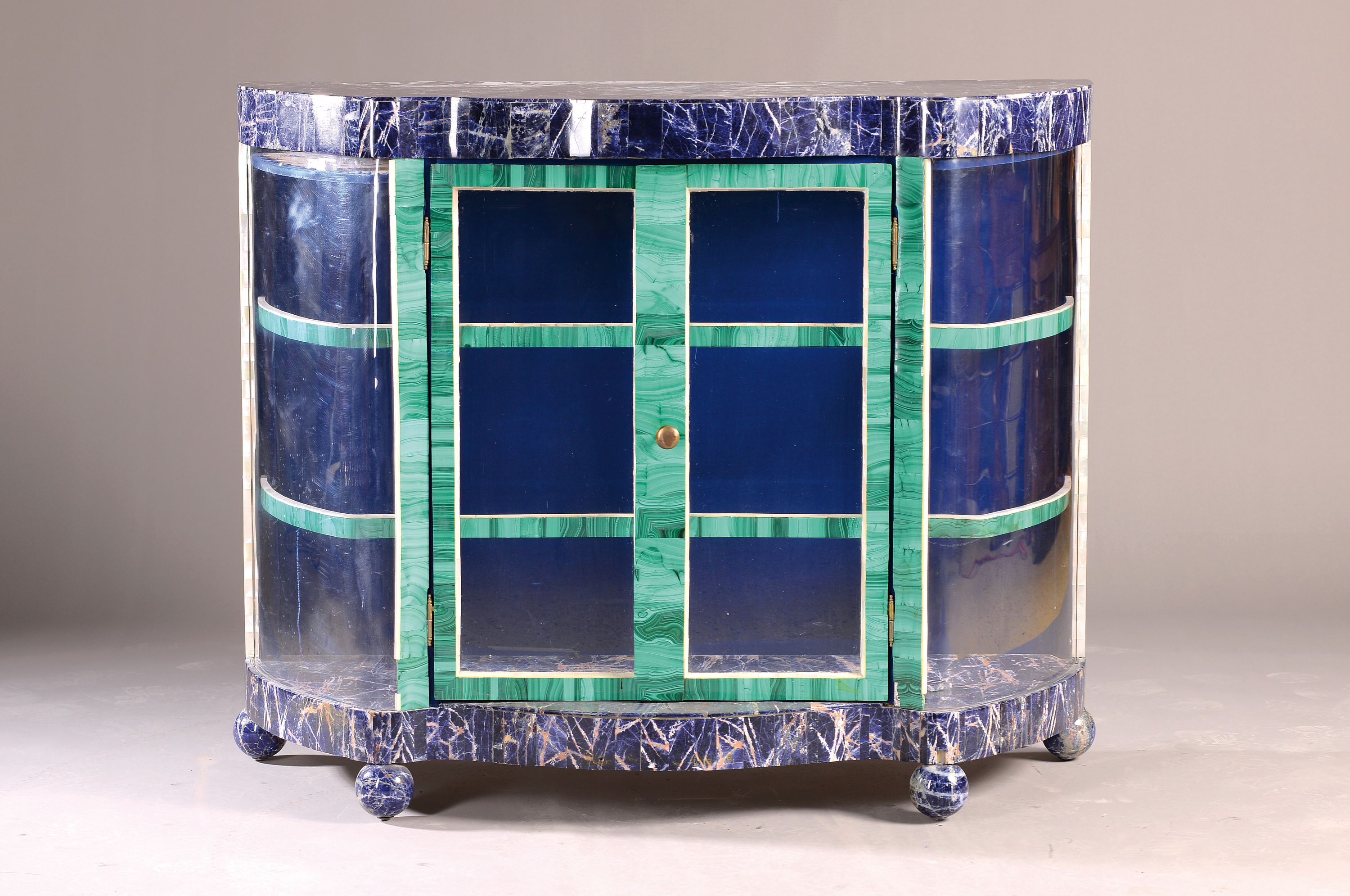 Sideboard mit Lapislazuli und Malachit, 2-türig, Seiten und Türe aus Plexiglas, mit Einlegeböden, leicht gewölbte Form, ca. 100 x 125 x 51 cm, EZ ...